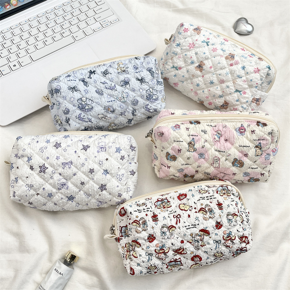 5424 Cartoon embossed quilted pen case, hand-held makeup bag, large-capacity storage for women, student zipper stationery pen case Specification drawing