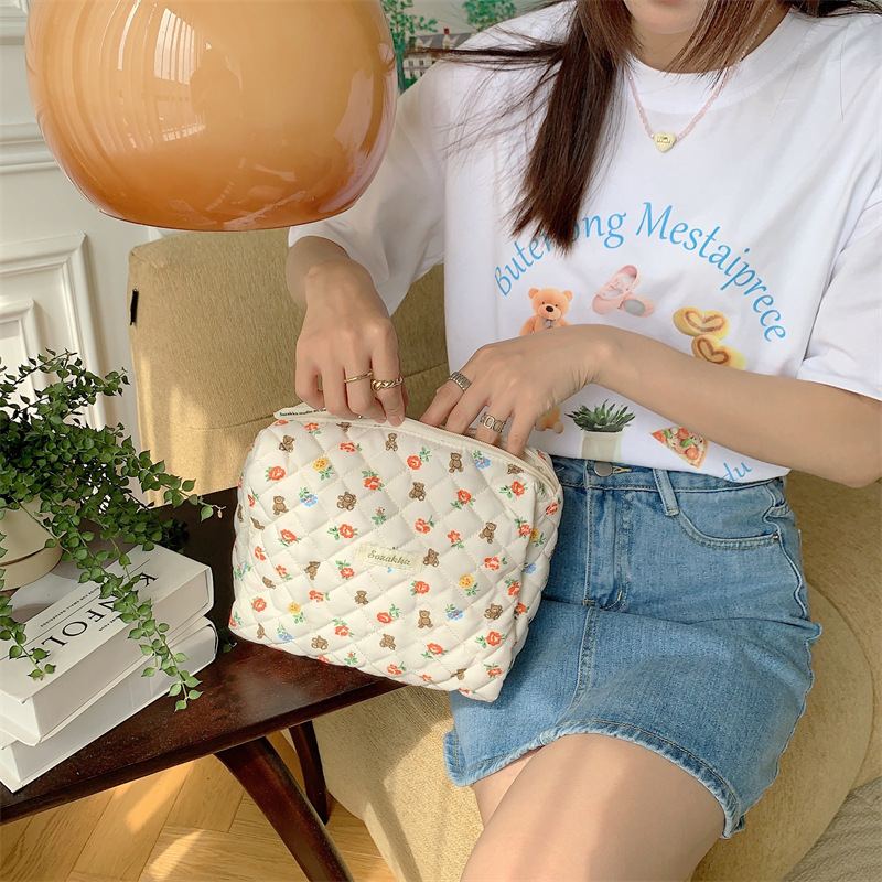3613 ins Bear Flower quilted clutch, cosmetic bag, large-capacity inner liner bag, portable toiletry and storage bag full figure