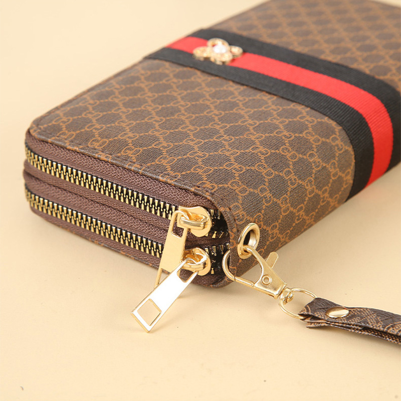 New fashionable vintage pattern clutch bag, cowhide double zipper bag, large capacity, multi-functional retro zipper bag Application Scenario