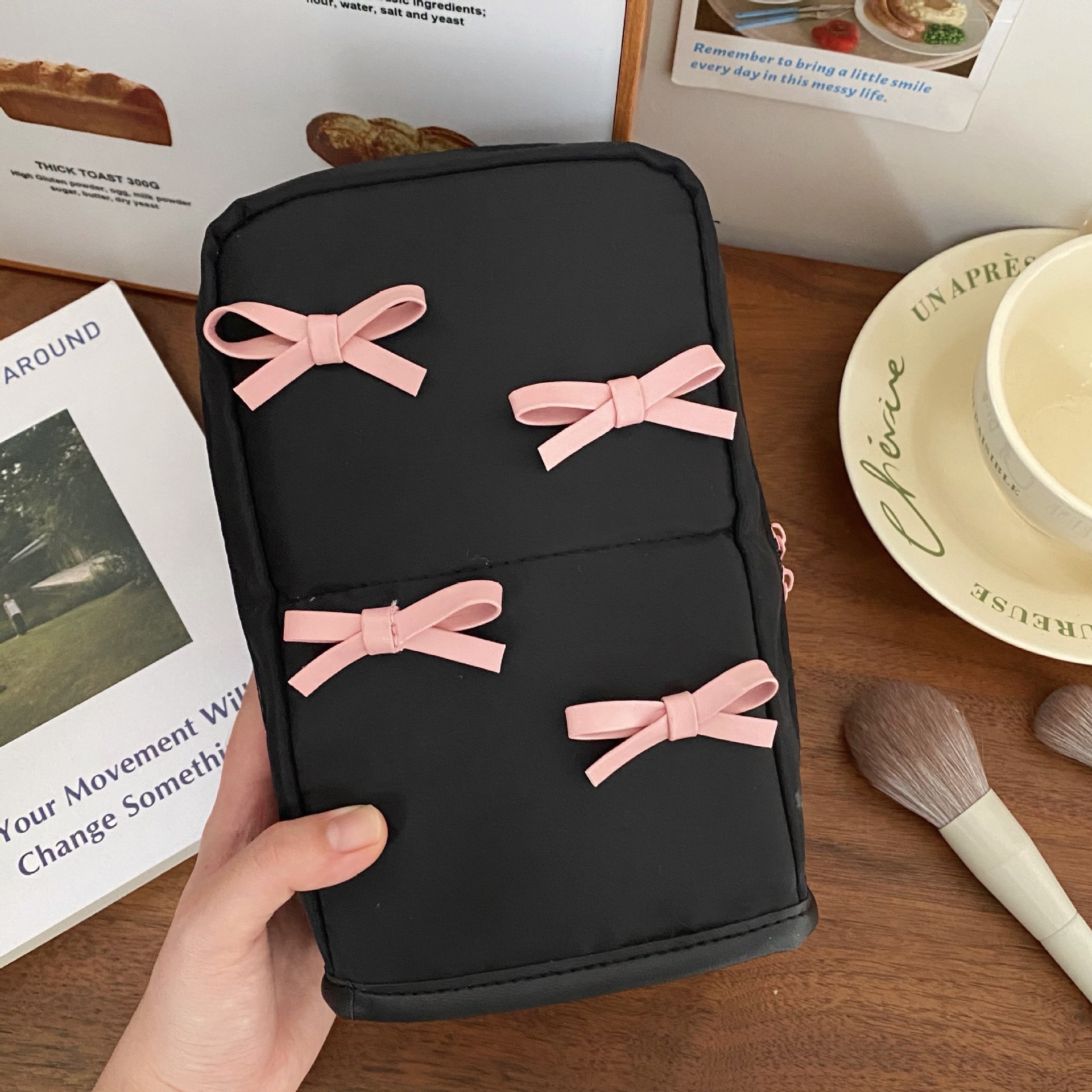 Ins-style design makeup bag for girls, cute bow, storage pen holder, large-capacity skin care products, dormitory toiletries bag Item Picture