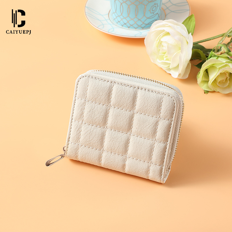 A one-piece solid-color mini bag with coins, keys, coin purse and card case in a chanel-style style, which can be carried around Application Scenario