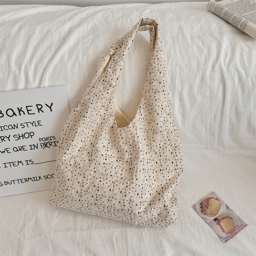 41083 Korean niche hollowed-out floral canvas bag for women, 2024 new large-capacity commuter underarm bag, single-shoulder bag Application Scenario
