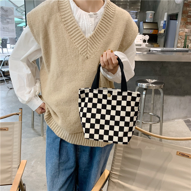 0571 ins corduroy retro hand-held cloth bag, artistic student Mommy lunch box bag, Commuter hand-held lunch box bag for girls Application Scenario