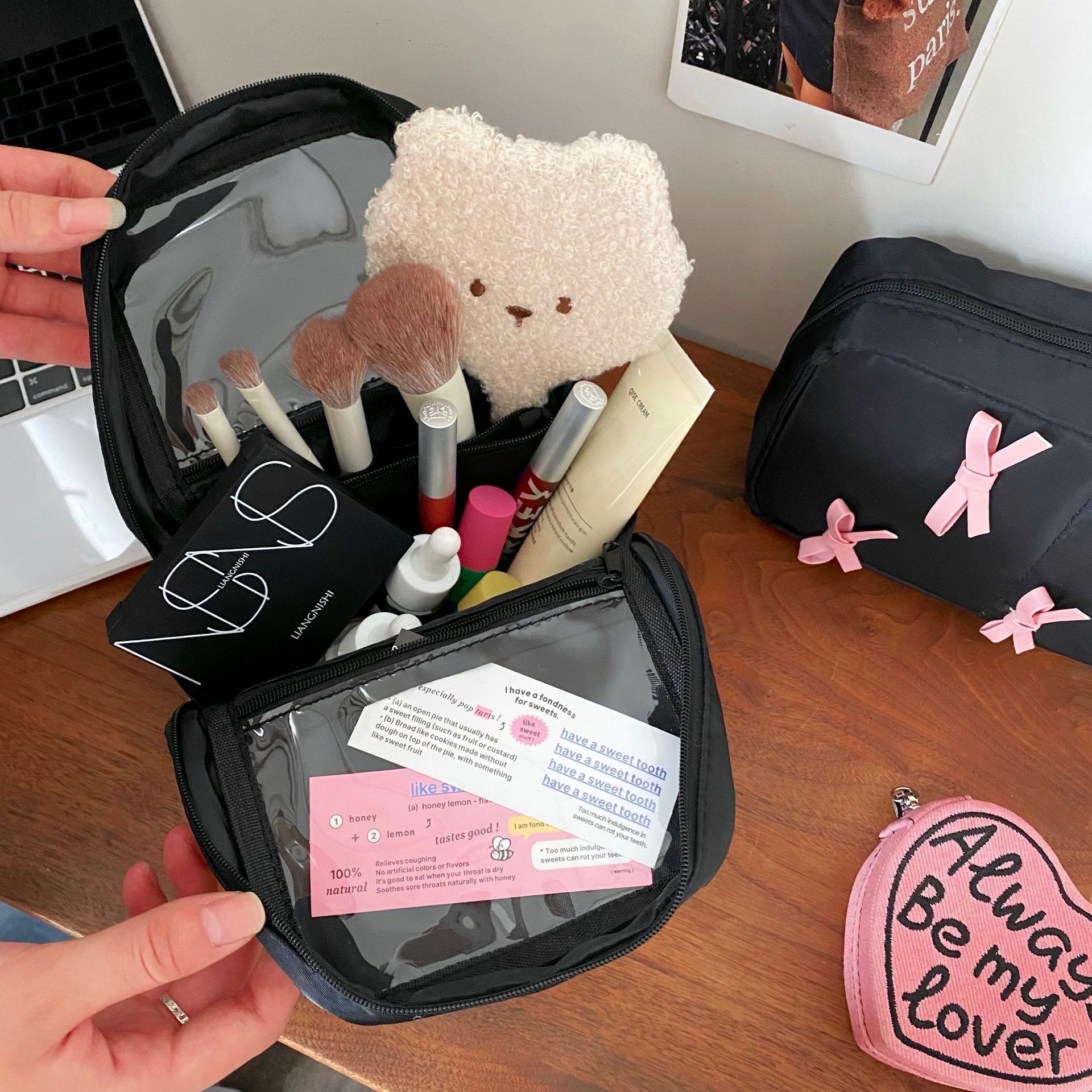 Ins-style design makeup bag for girls, cute bow, storage pen holder, large-capacity skin care products, dormitory toiletries bag details Picture