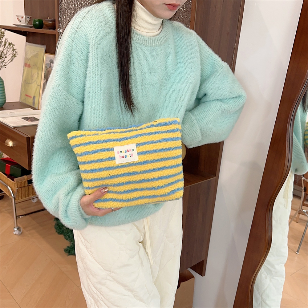 4123 InS-style Winter plush Makeup Bag with colorful polka dots and large capacity Travel skin care and cosmetics Storage Bag for women Application Scenario