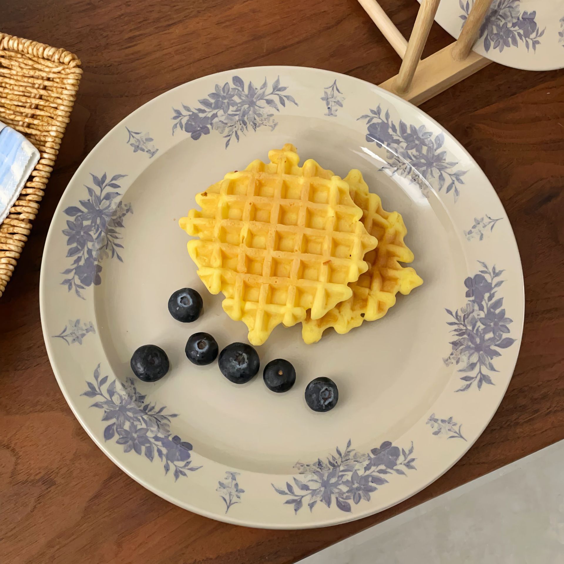 Chinese-style retro floral blue camellia ceramic plate, household high-appearancelevel dinner plate, afternoon tea plate, high-end dessert plate Application Scenario