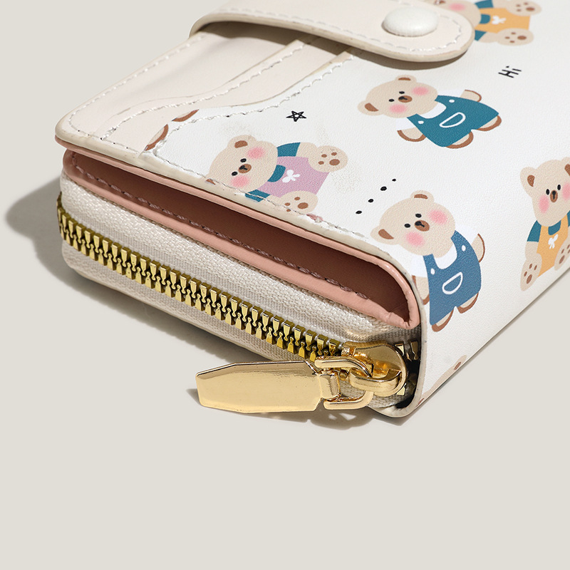 The new women's wallet features cute dinosaur print snap fasteners, short design, anti-demagnetization, multiple slots, large capacity and a high-end feel Application Scenario