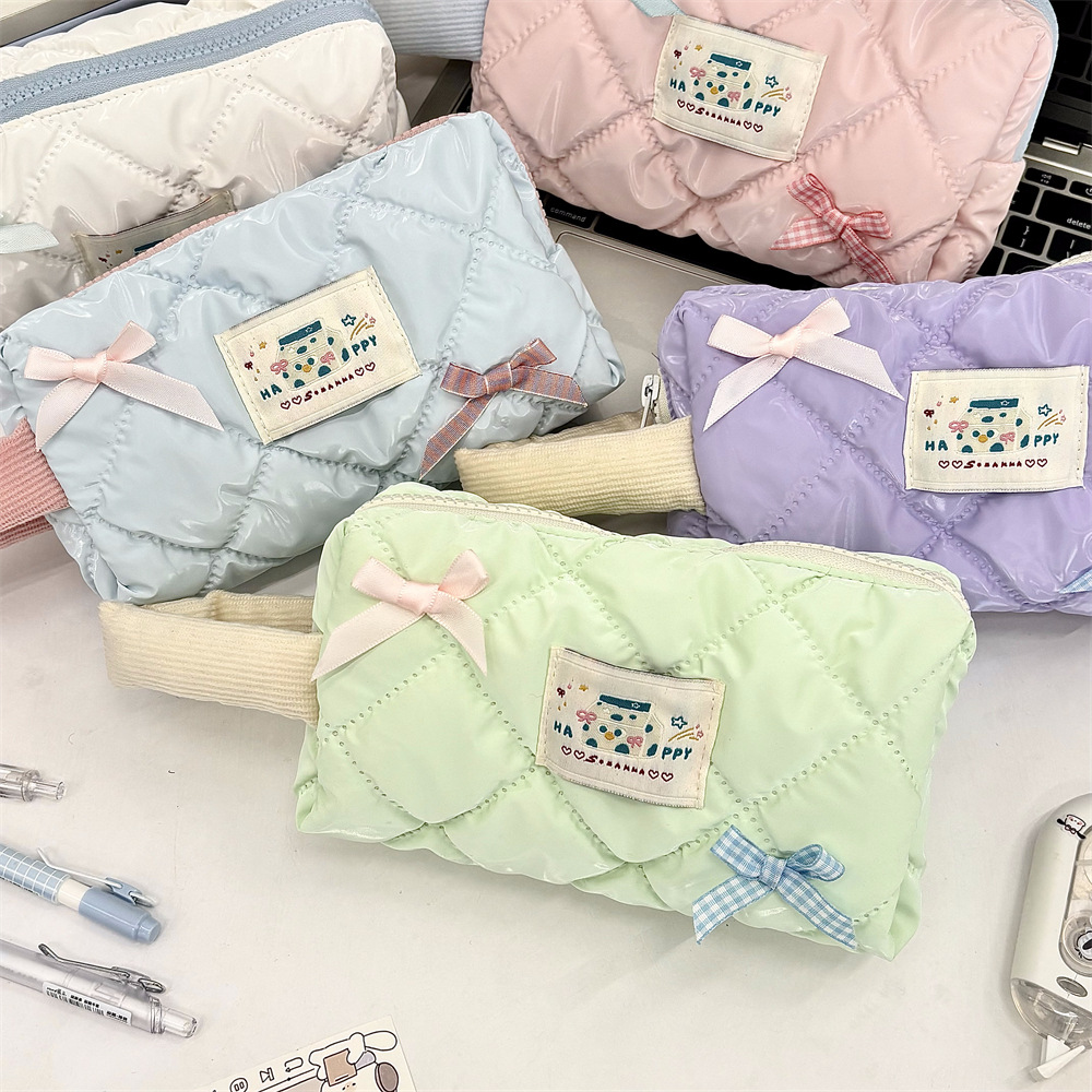 411294 ins Korean large-capacity pen case with pearlescent shiny surface and bow, cute female student hand-held makeup bag details Picture