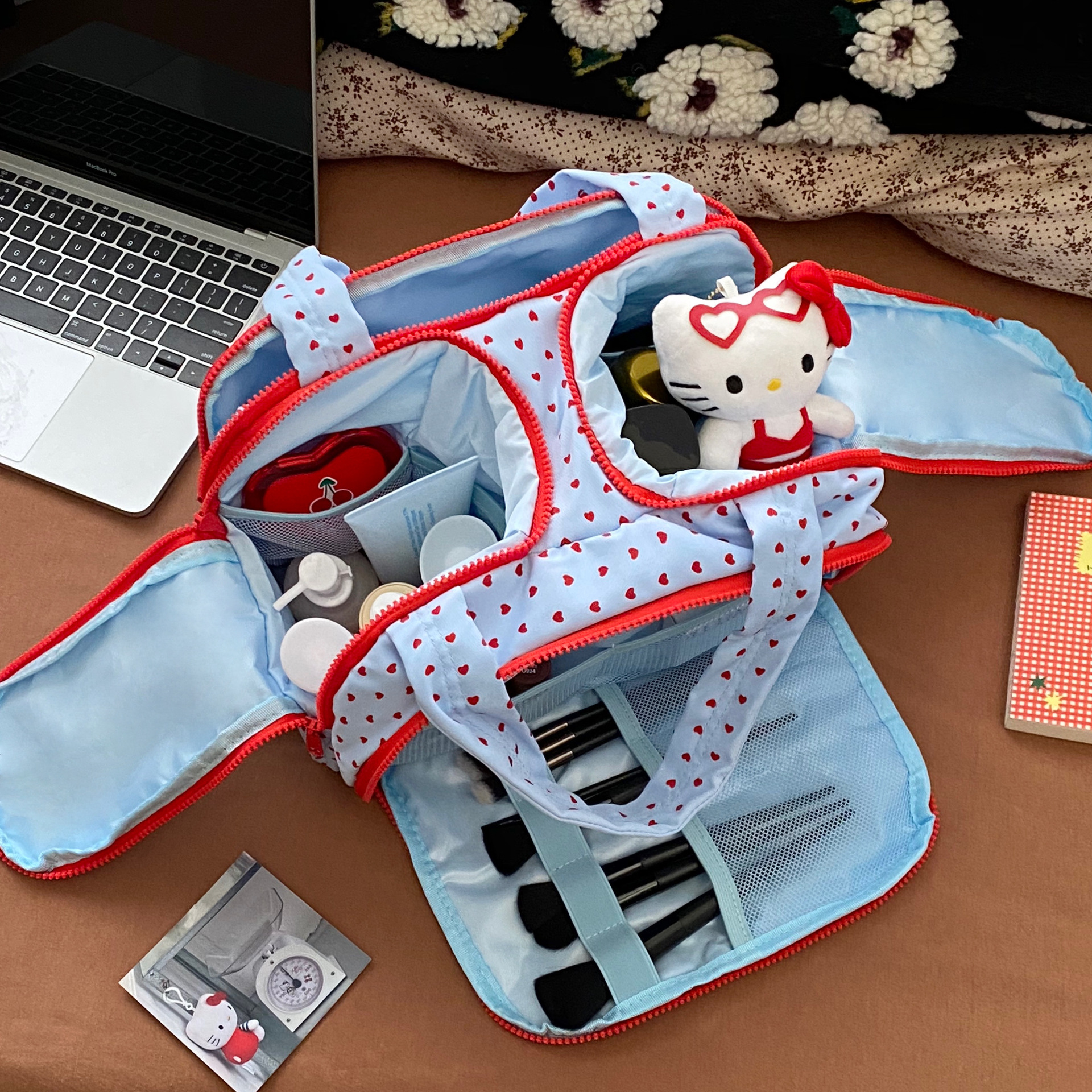 The new blue heart-shaped storage bag is a must-have travel storage bag with a large capacity and portable compartments. It is specially designed for travel full figure