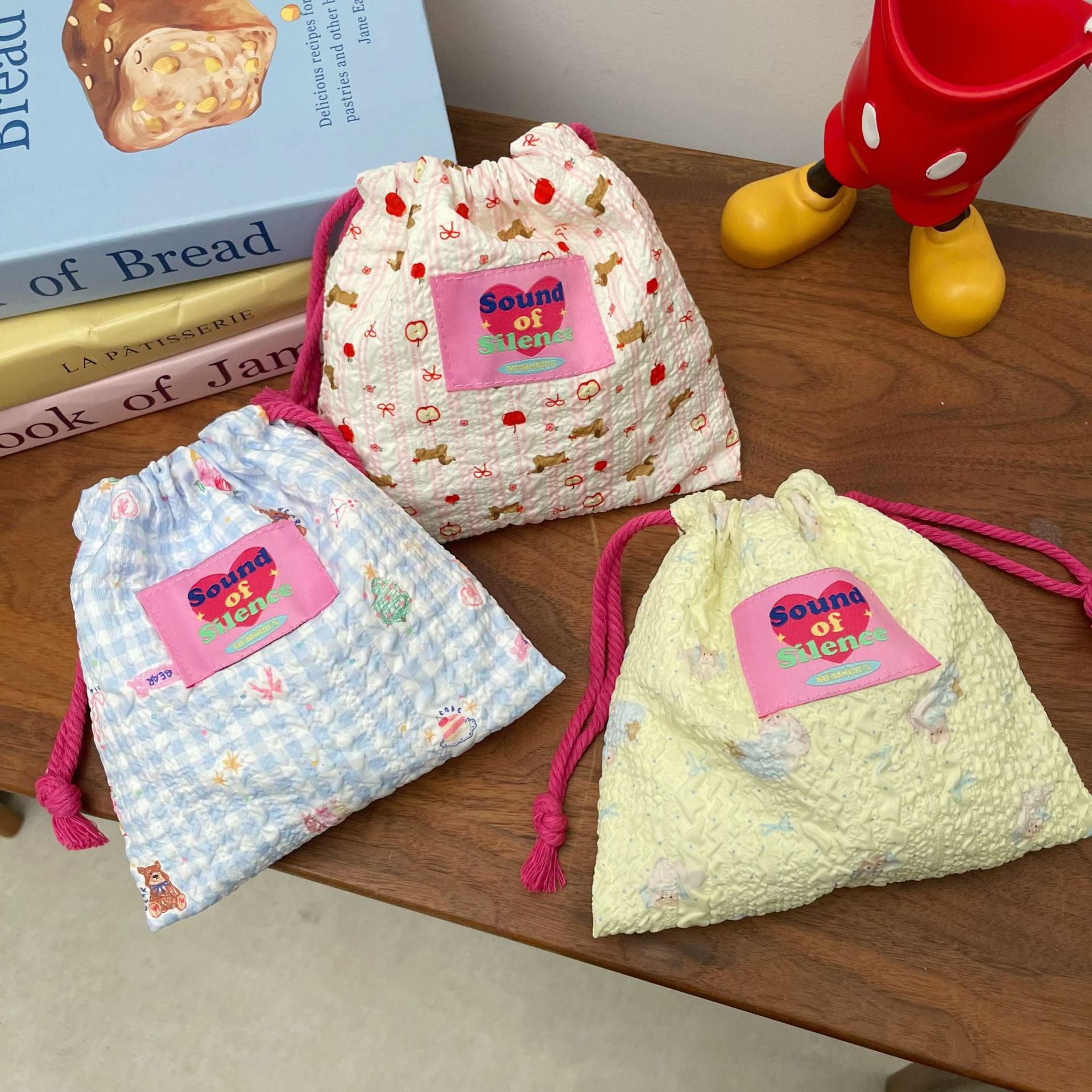 A cute and unique foam storage bag with a drawstring for a girlish heart. It's a small pocket for carrying things around and a red envelope full figure