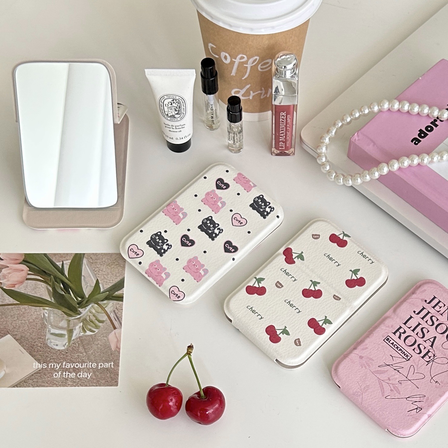 Cute mini folding mirror, girlish heart, portable makeup mirror, portable handheld touch-up mirror, desktop dressing mirror for girls full figure