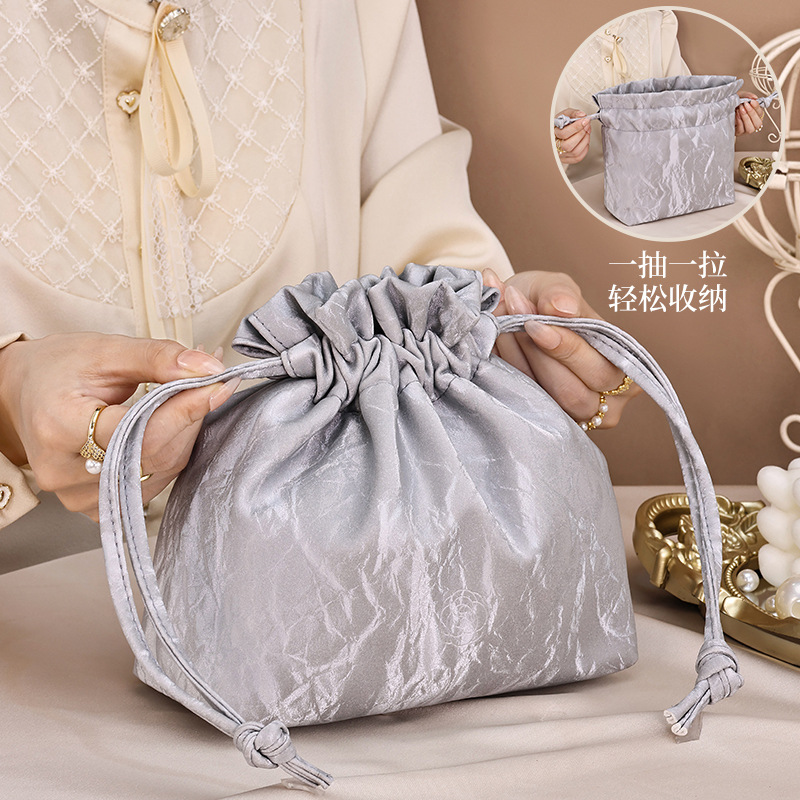 The new storage bag features a high level of French appearance, ins cosmetics, a large capacity, a drawstring opening, portability, and classic sand for the lazy full figure