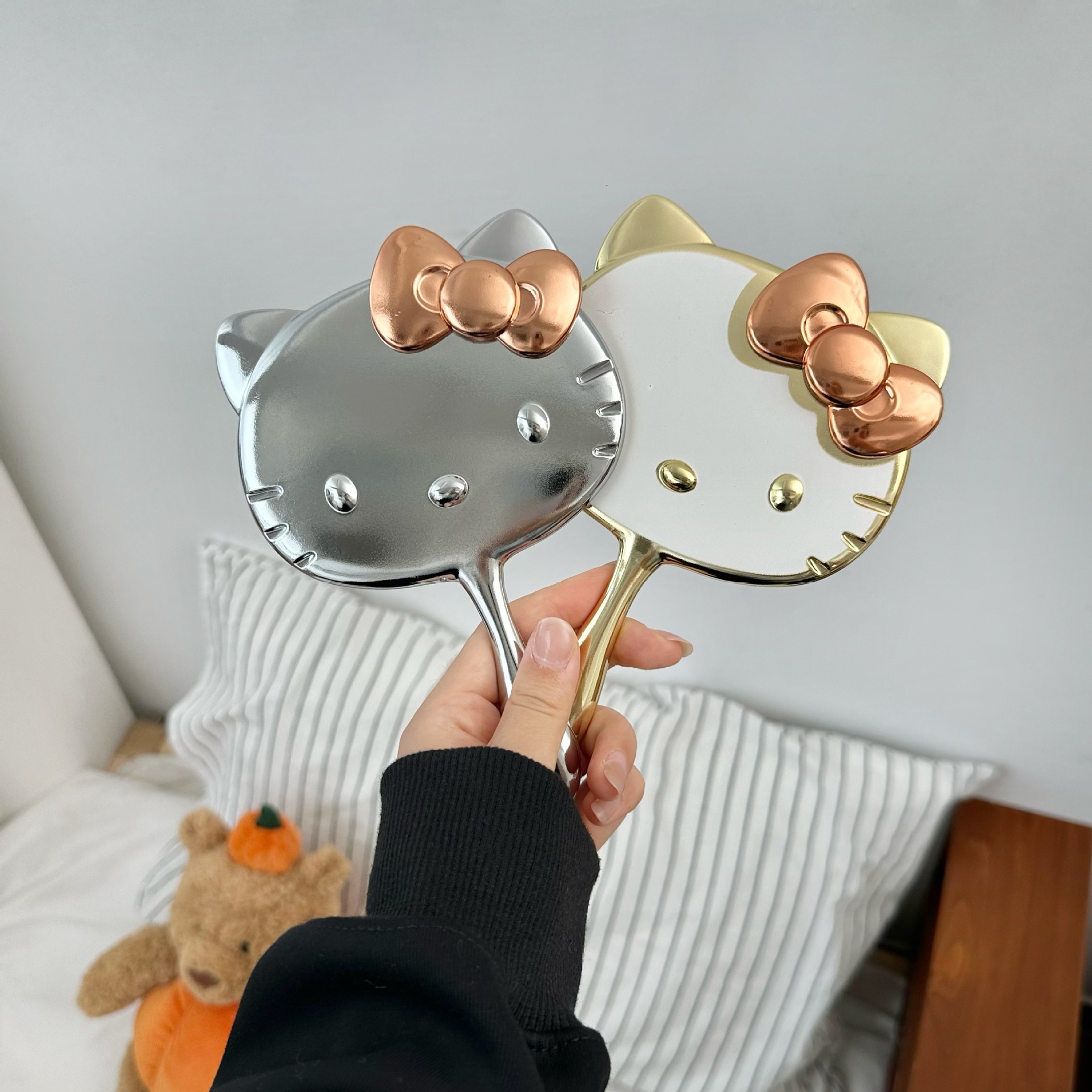 Three-dimensional folding handheld portable mirror, cartoon cat makeup mirror, portable touch-up mirror, mini mirror for student dormitories Specification drawing