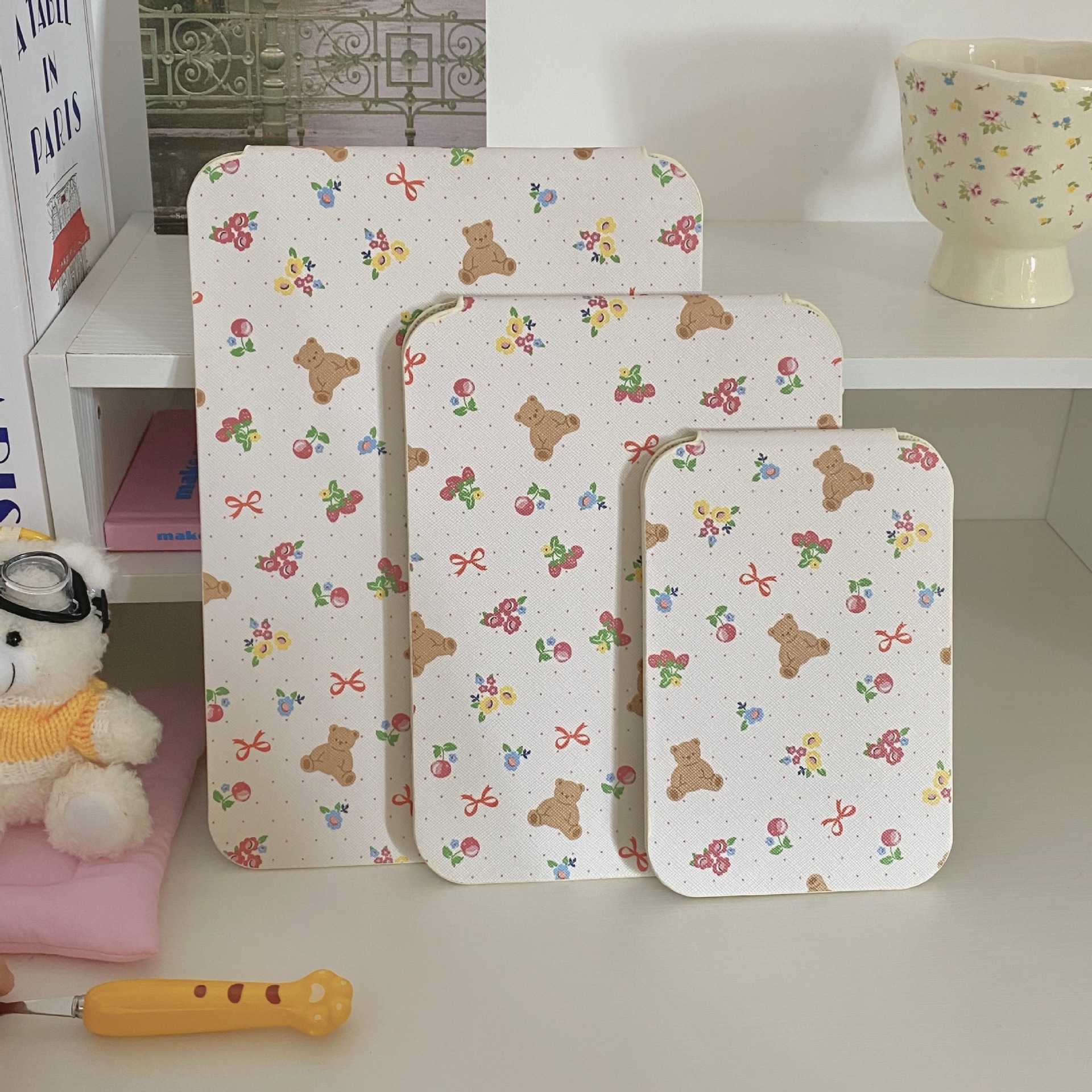 Ins-style cute bear folding mirror, portable mirror, student dormitory home makeup mirror, table-style dressing mirror for girls Item Picture