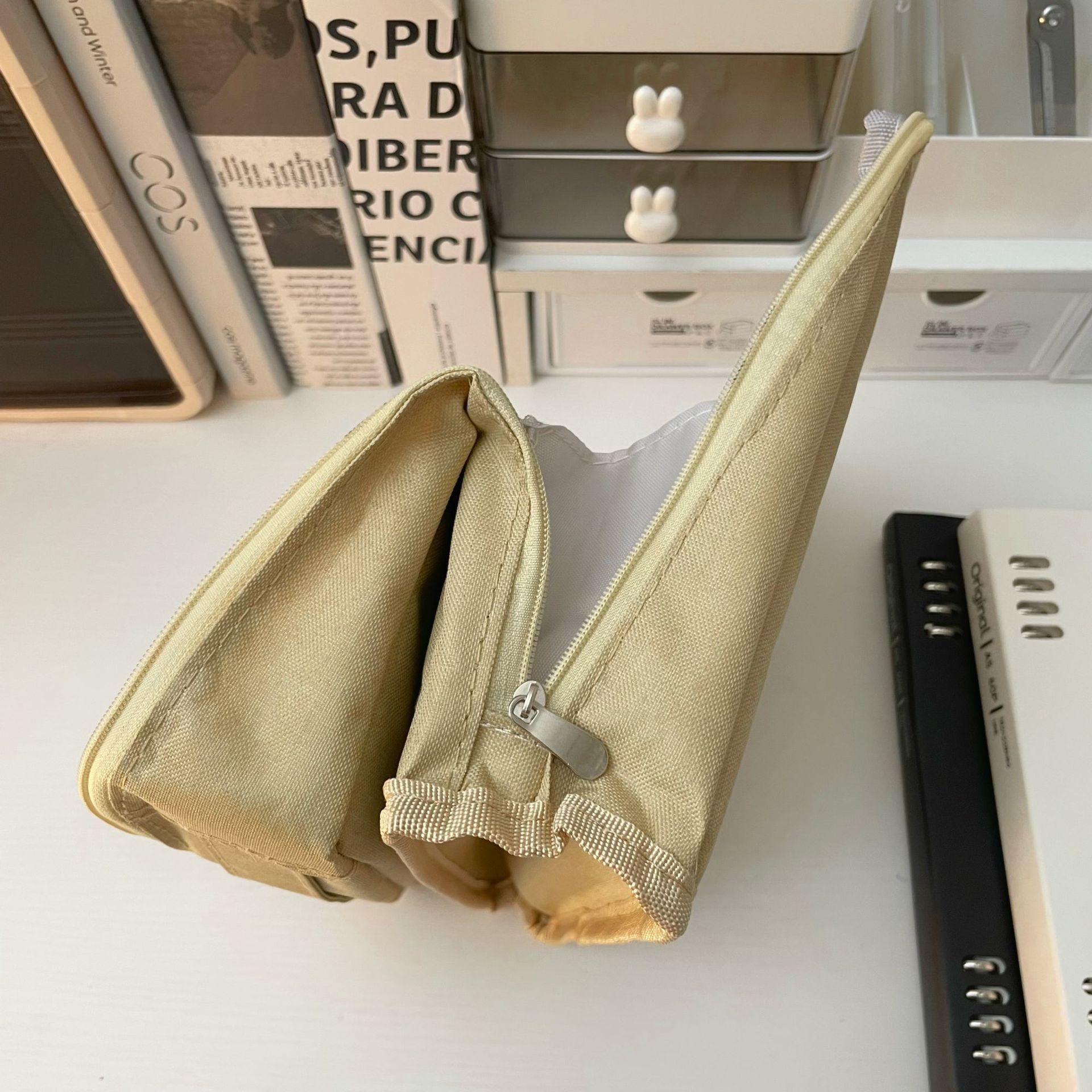 Super large capacity pen case, multi-functional and multi-layer classified storage for junior high school, senior high school and primary school students, makeup bag, simple stationery box for women Application Scenario