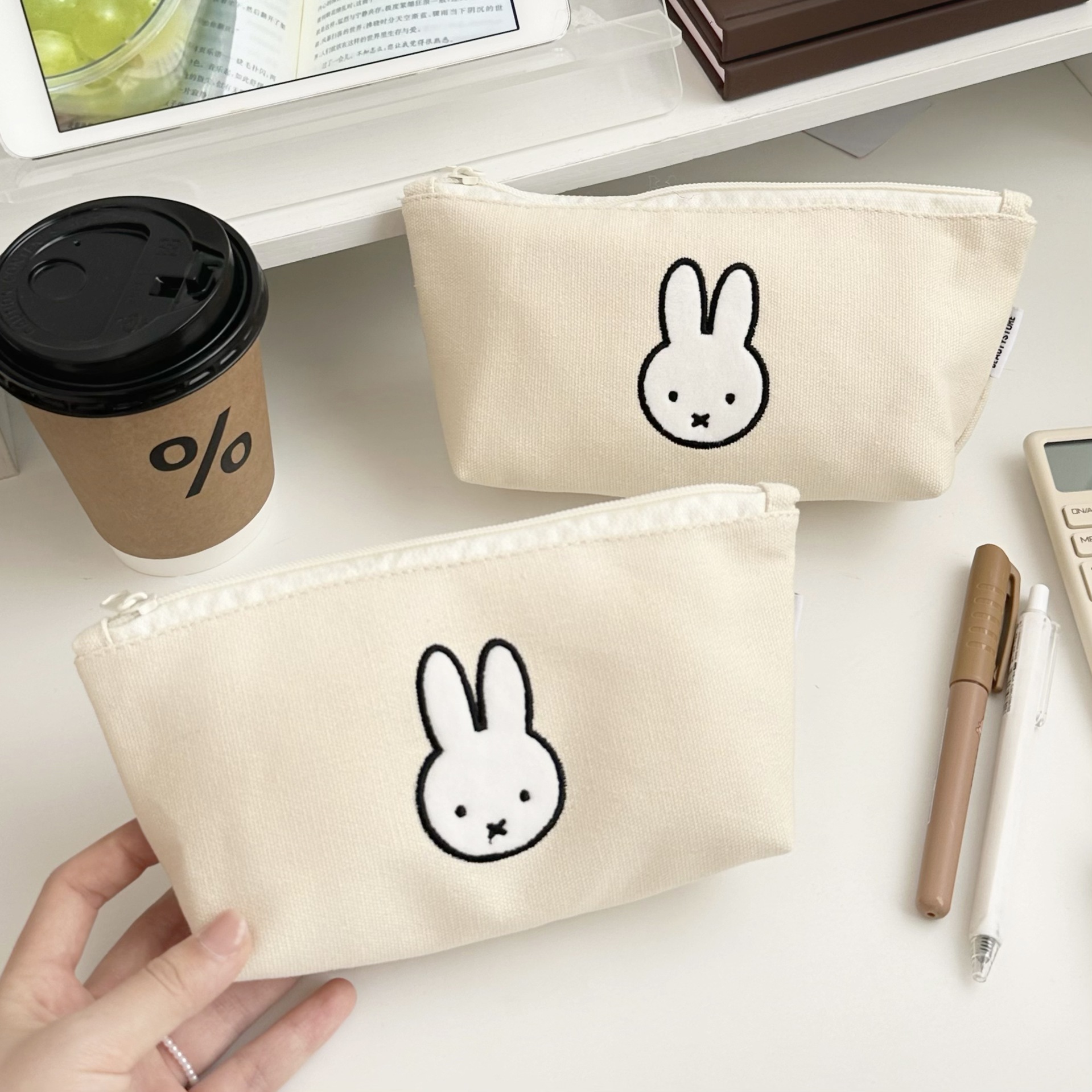 Cute rabbit canvas pen case ins large-capacity simple and dirt-resistant pencil case and stationery bag storage bag for primary and secondary school students Application Scenario