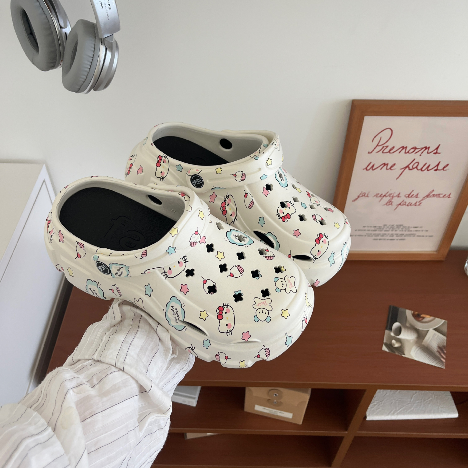 Original bear cat-printed crocs, high appearance level, summer beach slippers, thick-soled anti-odor and anti-slip flip-flops details Picture