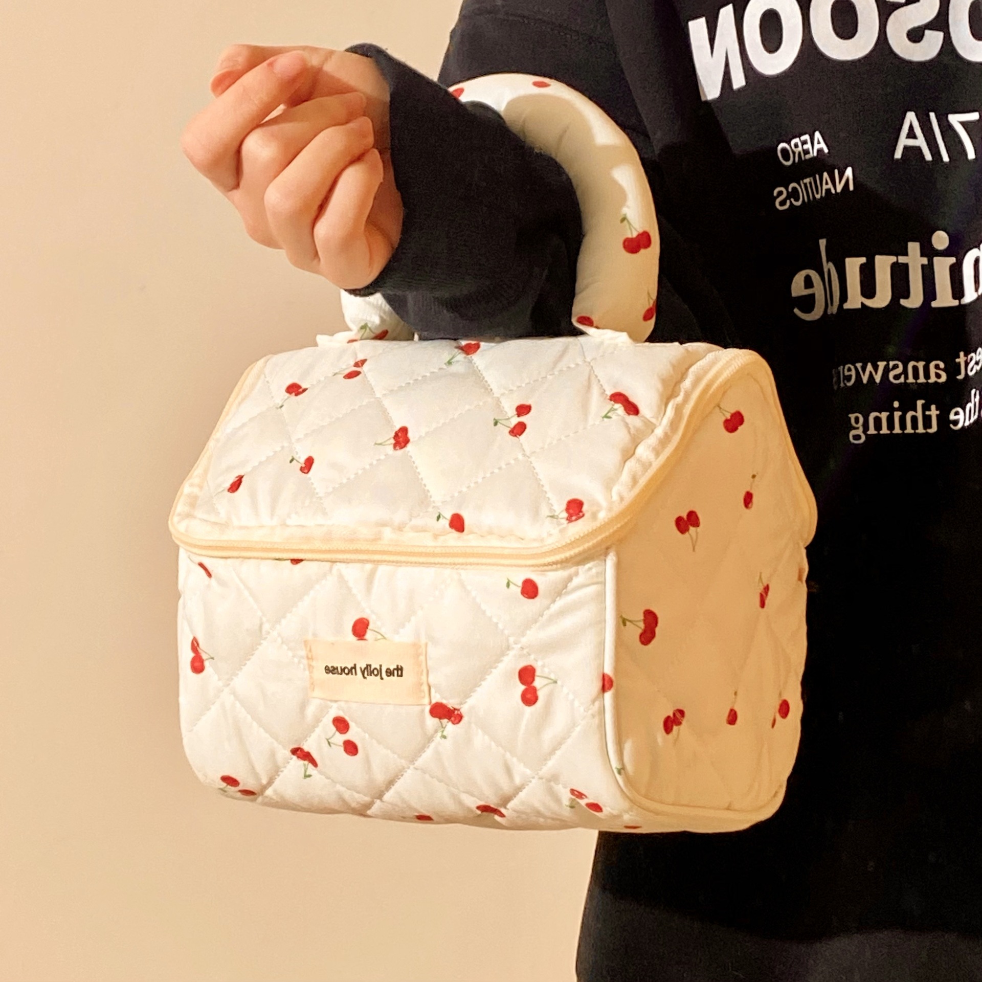A new cross-border cute bear makeup bag for women, a large-capacity portable and travel cosmetics hand-held storage bag details Picture