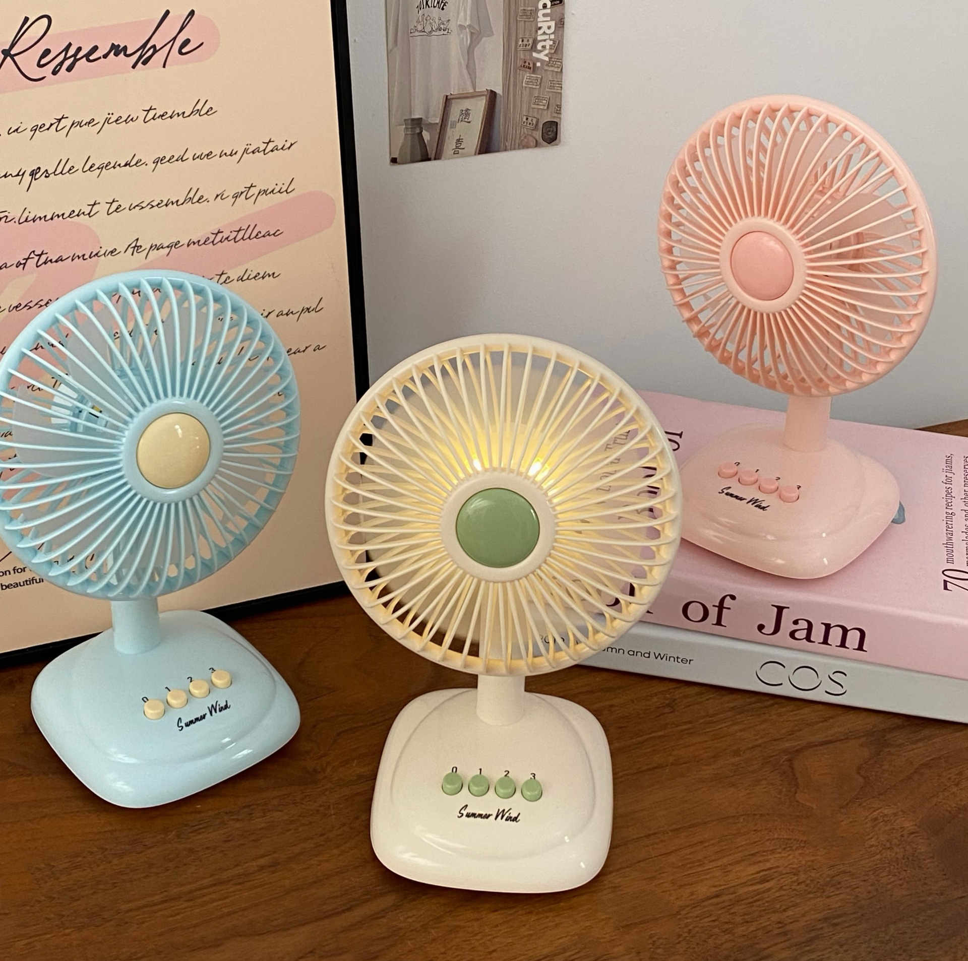 New retro desktop small fan with seven blades and strong wind force, a best-selling desktop fan and office USB interface electric fan full figure
