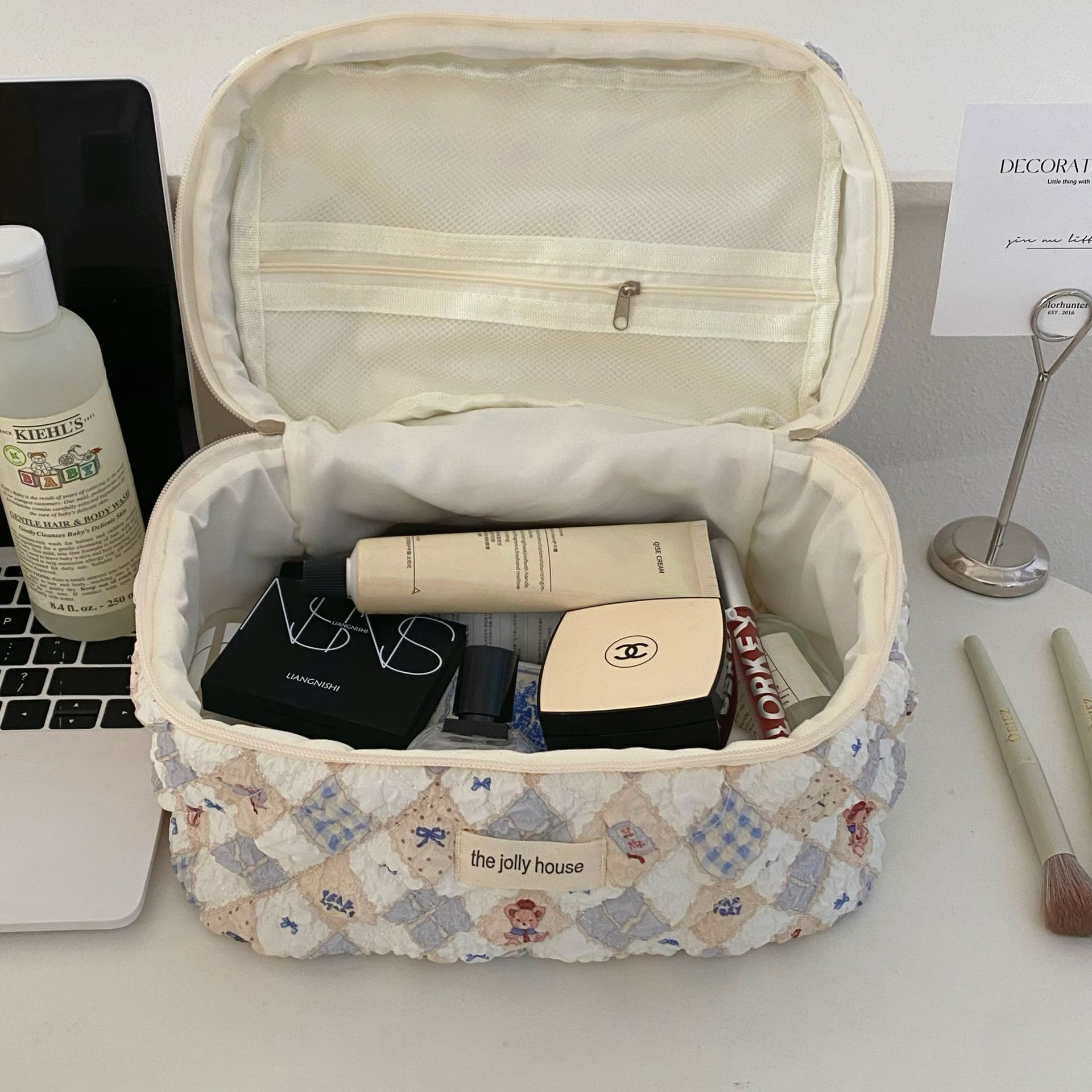 2024 New diamond-shaped bear makeup bag for women, large-capacity portable student cosmetics storage bag and toiletry bag Application Scenario