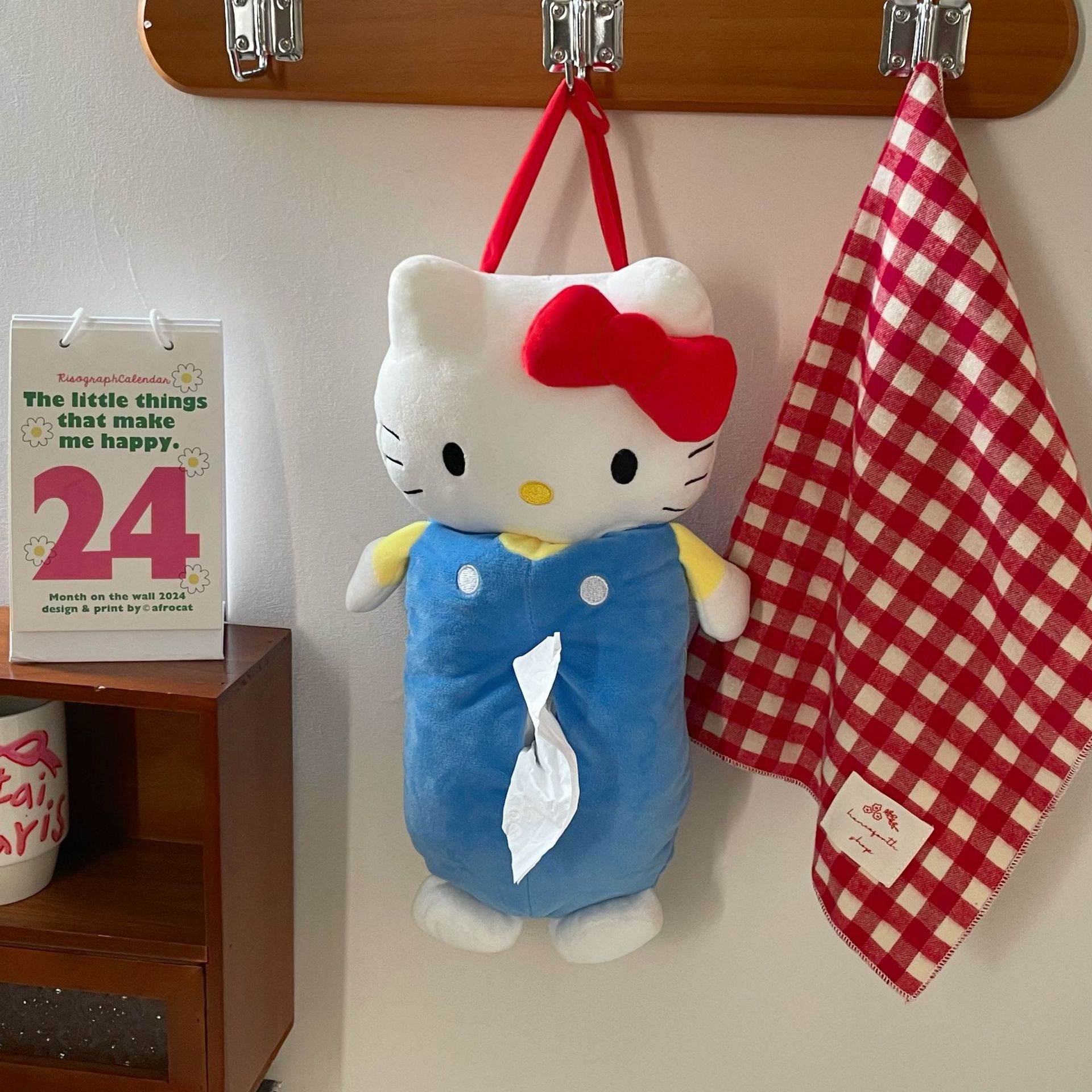 The same style of cat tissue box as Xiaohongshu, with an ins style and a girlish heart, features a car doll for storage, a tissue case, and a hanging paper bag full figure