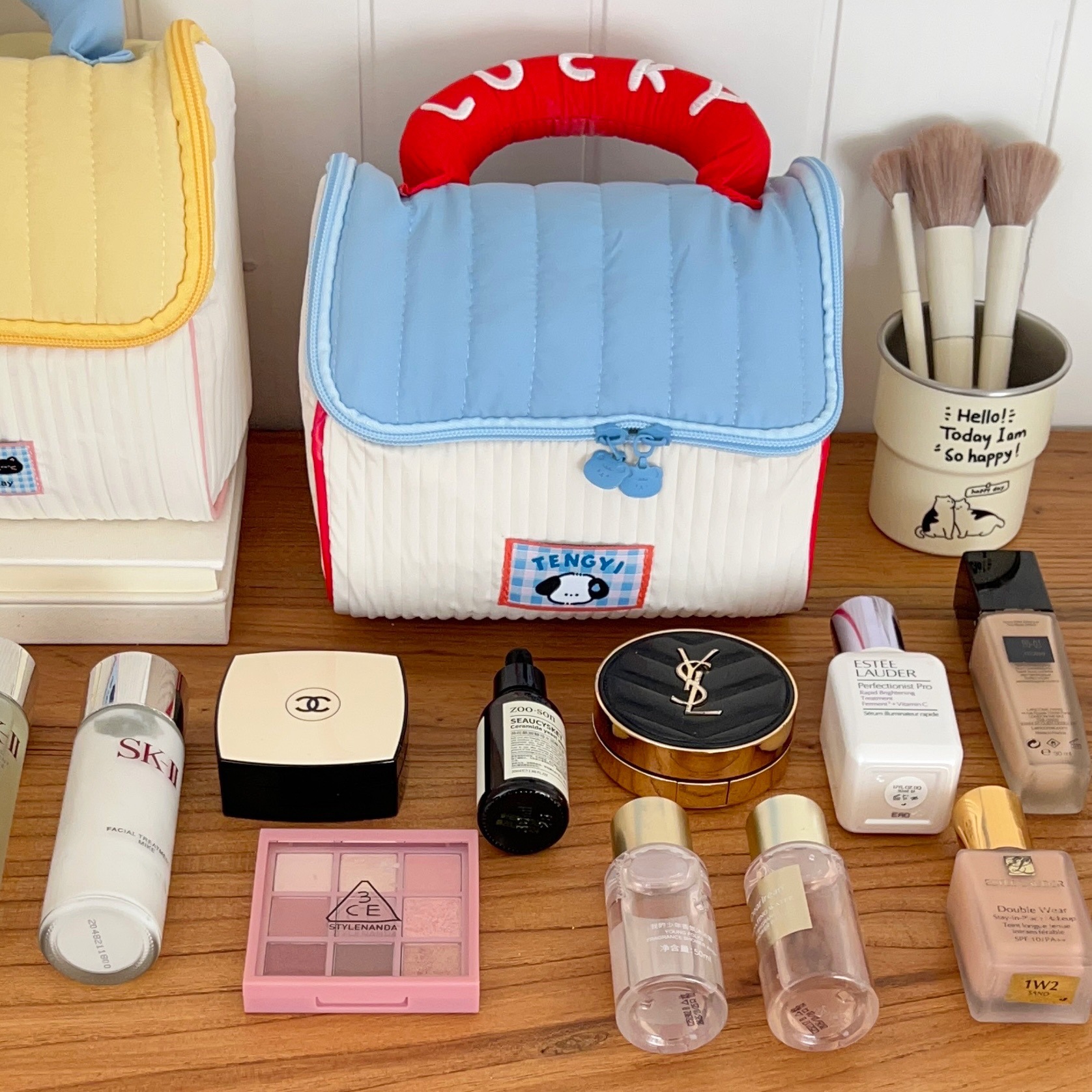 Small house-shaped cosmetic bag, women's portable large-capacity hand-held storage bag, travel and home thickened toiletry bag Application Scenario