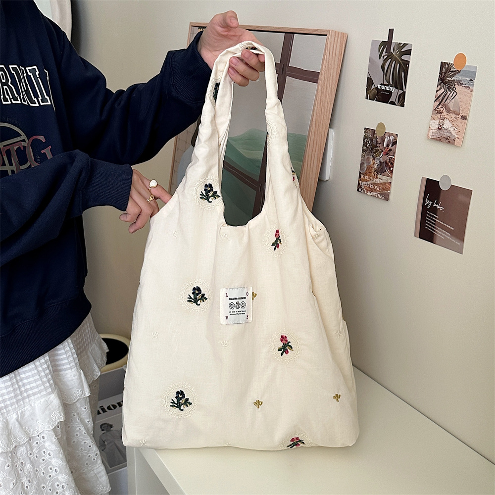 38303 laid-back style canvas women's bag, cute flowers, college student single-shoulder hand-held bag, large-capacity tote bag Application Scenario
