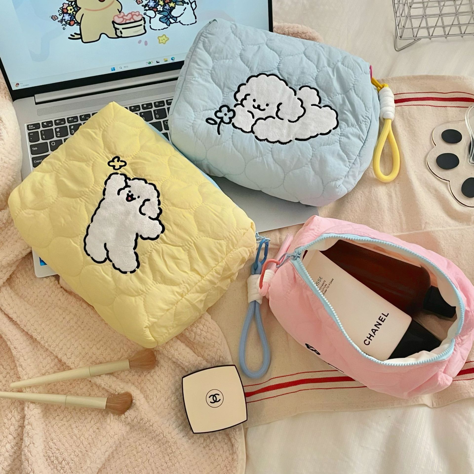 Cartoon line puppy makeup bag, women's portable large-capacity hand-carry toiletry bag, cosmetics storage bag Application Scenario