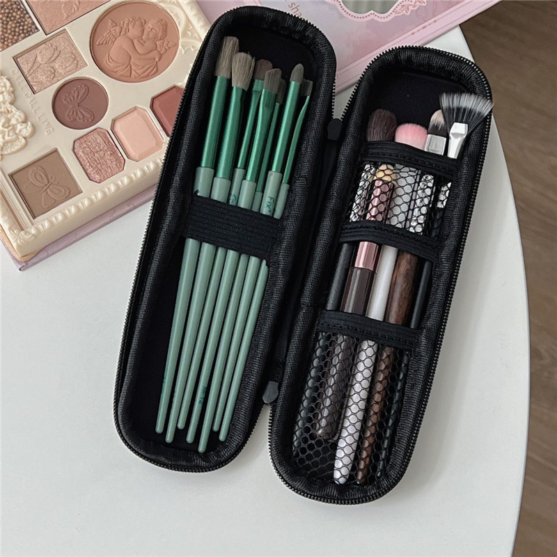 A new portable makeup brush bag for women, a small brush, eyebrow pencil and eyeshadow brush storage bag that can be carried around for travel Application Scenario