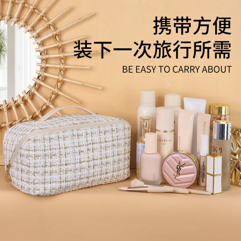 Hand-held pillow makeup bag, ins high-end style, gold grid pillow bag, travel toiletries bag, large-capacity storage women's bag Application Scenario