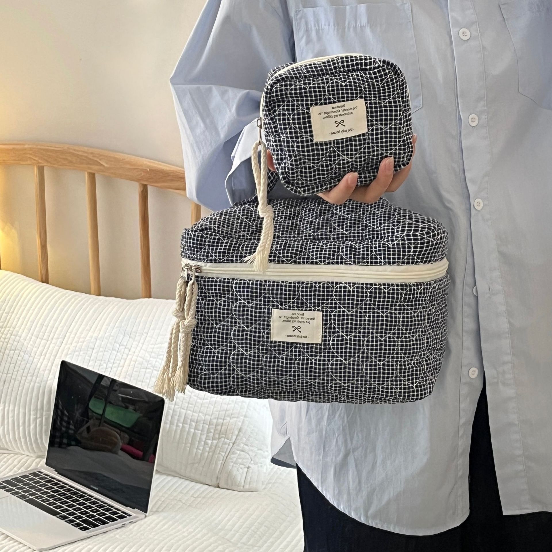 Cross-border love checkered quilted makeup bag for women, ins portable large-capacity travel cosmetics toiletry bag, storage bag Application Scenario
