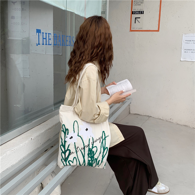 19142 Japanese chamomile printed single-shoulder bag, simple and cute tote bag for girls and students, large capacity canvas bag Application Scenario