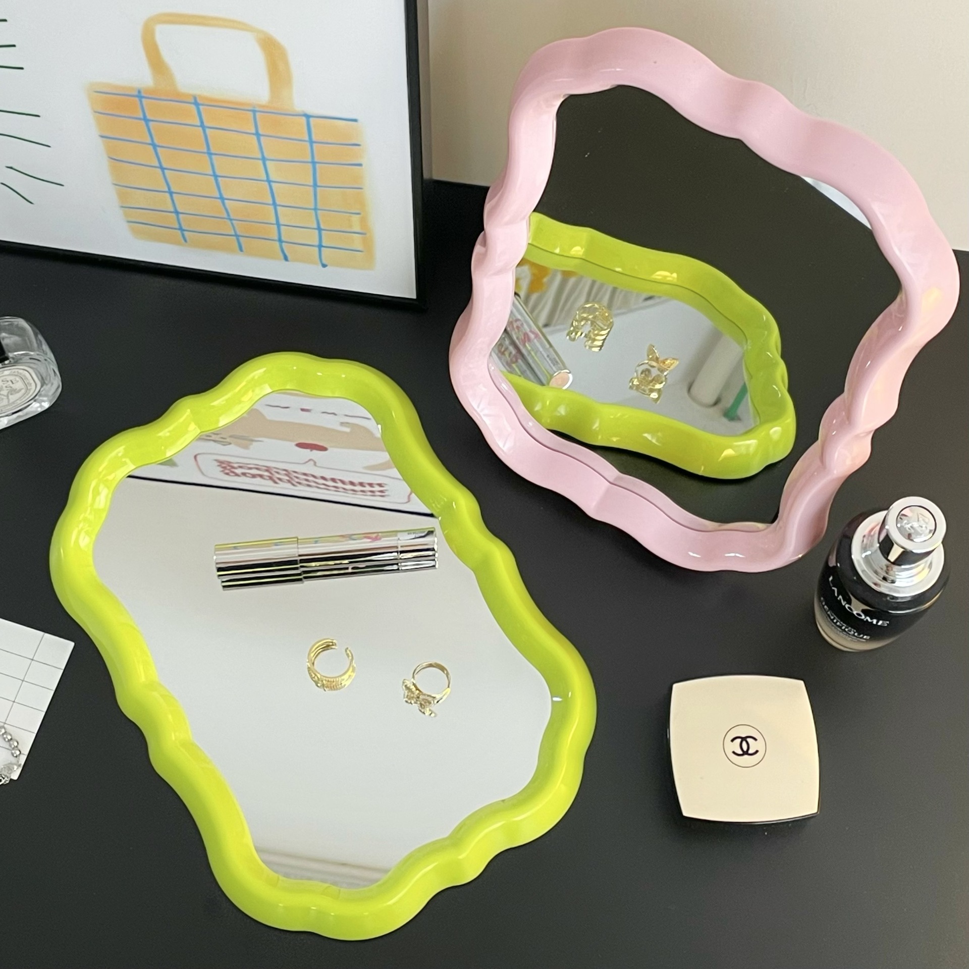 Wave-shaped makeup mirror, creative dressing table mirror, Japanese college style, student dormitory desktop, irregular-shaped makeup mirror Application Scenario