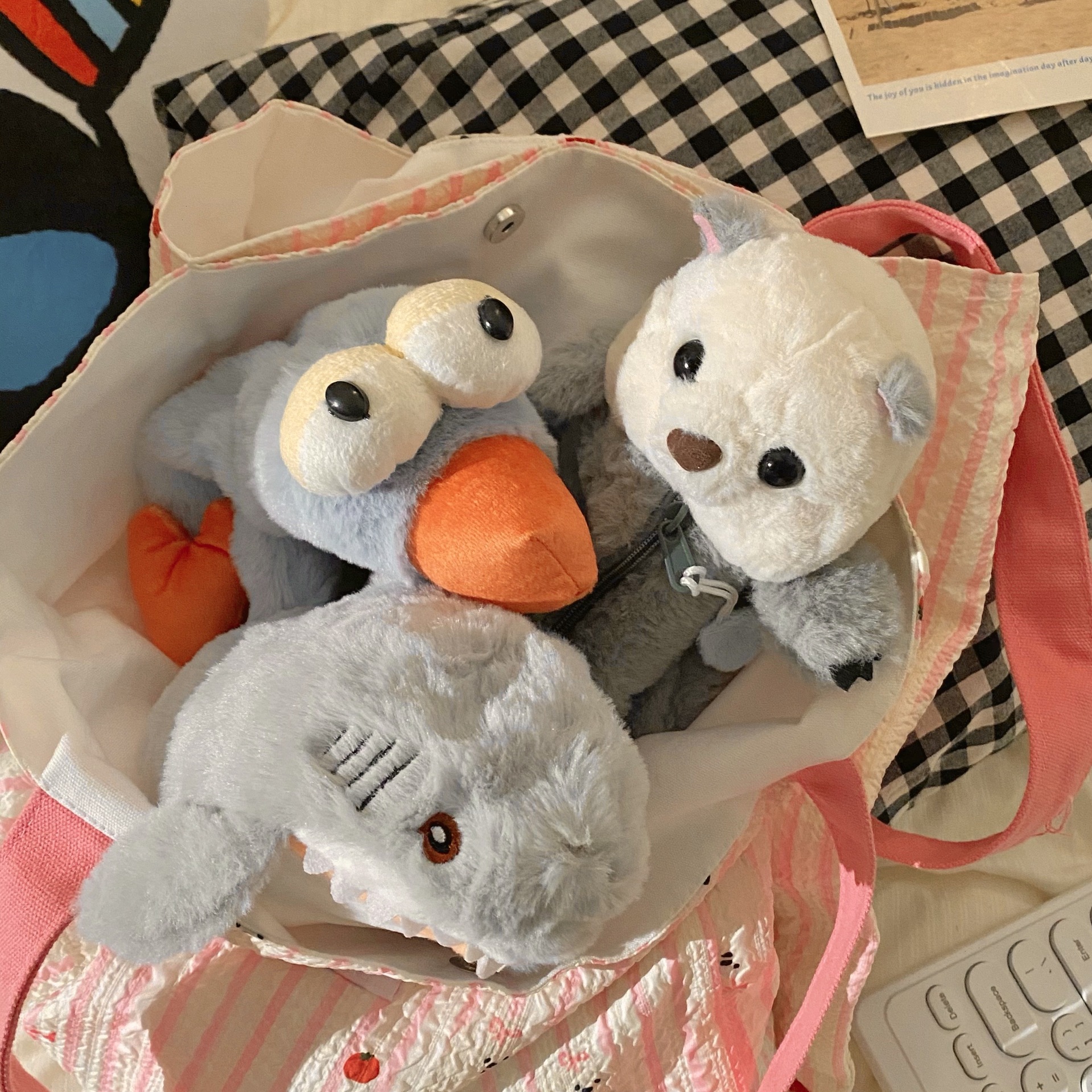 Little joys on the Desk ~ Cute plush pencil case, large capacity student cartoon Robin stationery box, junior high school student details Picture