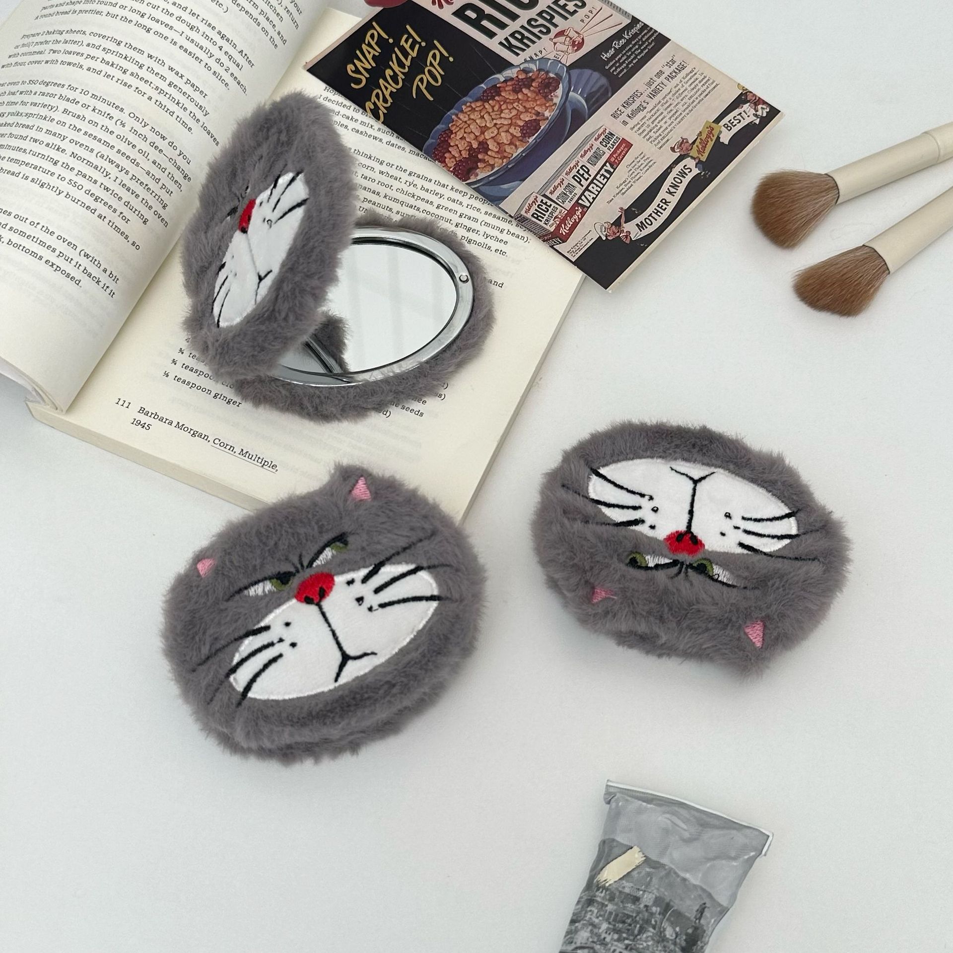 Plush cat makeup mirror, cute small size for girls, portable small mirror for students, touch-up mirror, folding small round mirror details Picture