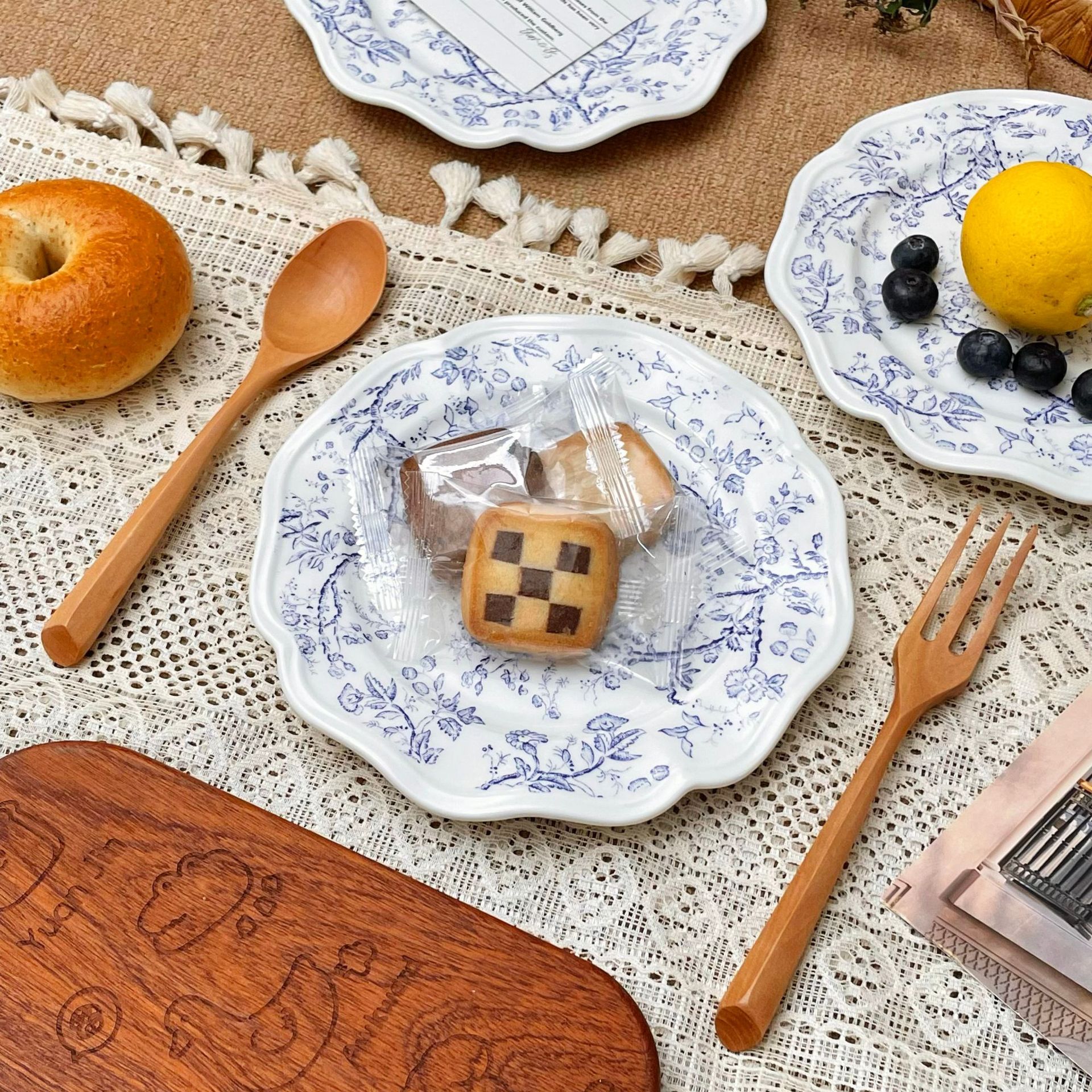 French-style retro blue relief ceramic plate for restaurant kitchen, high appearance level, lace-shaped dessert photo breakfast plate Specification drawing