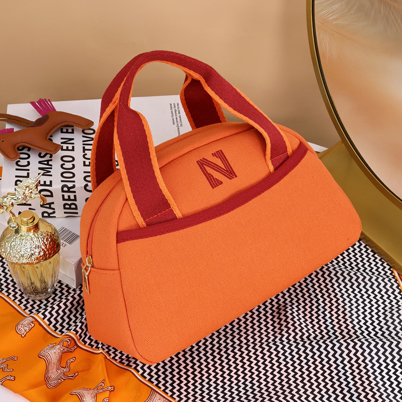 A large-capacity, high-end cosmetic bag, starting batch canvas hand-held cosmetic storage bag, ins style, niche and portable Application Scenario