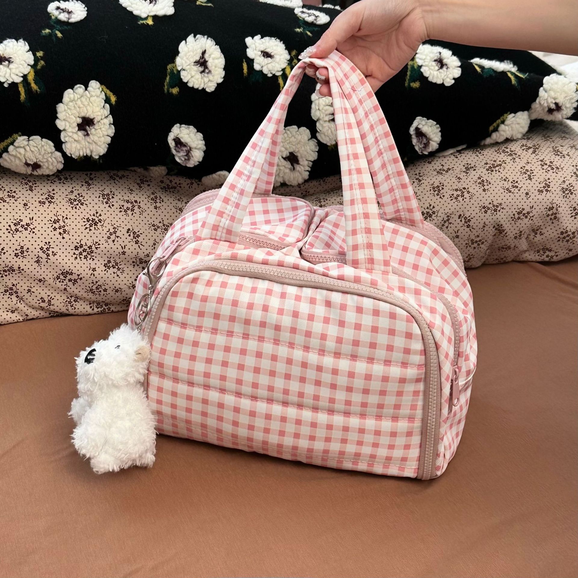 Pink checkered zoned storage bag, 2025 new large-capacity travel portable toiletry bag, cosmetics and makeup bag for women Application Scenario
