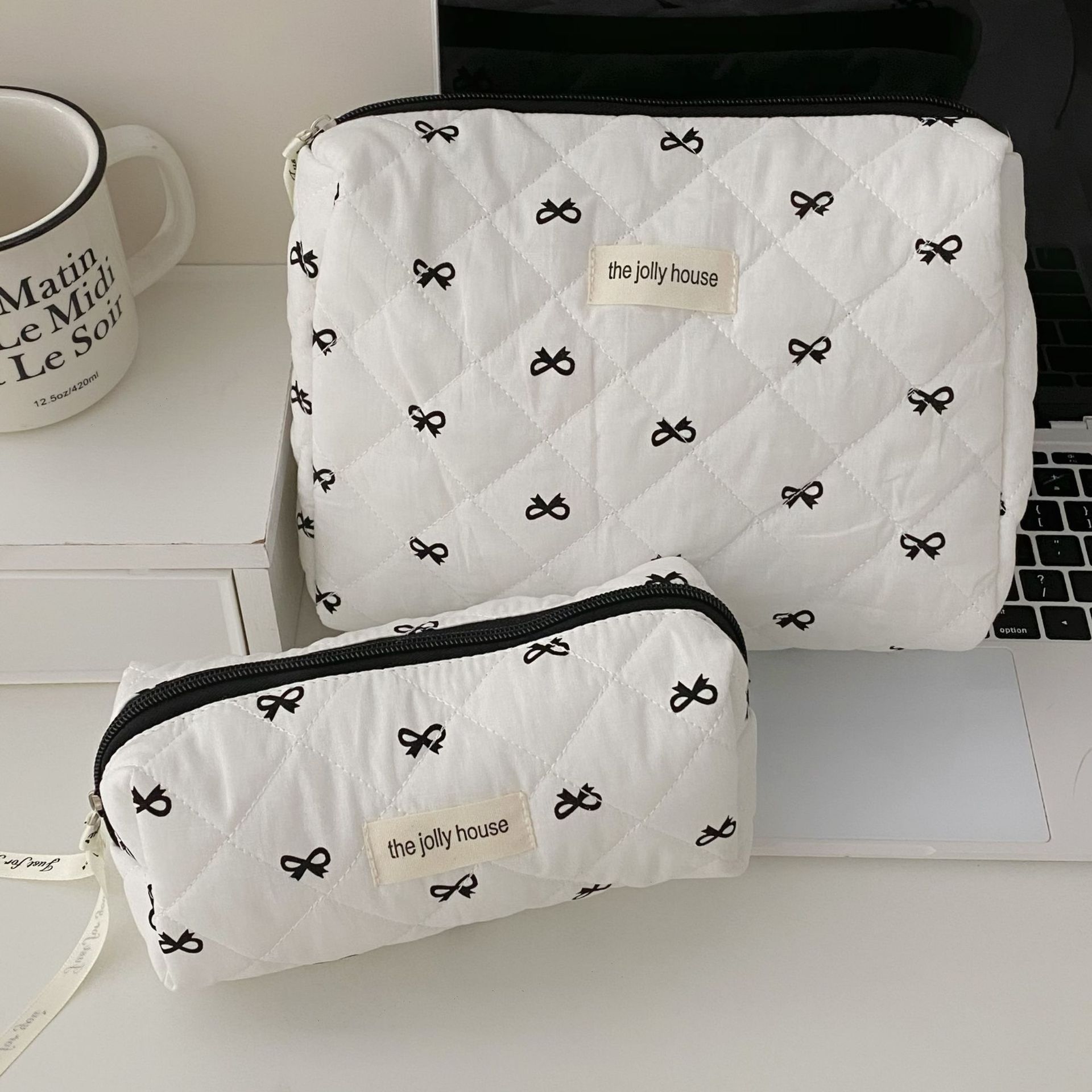 The 2024 new hand-held cosmetic bag for women, with a simple and elegant look, is a portable large-capacity storage bag for toiletries and skin care products Application Scenario