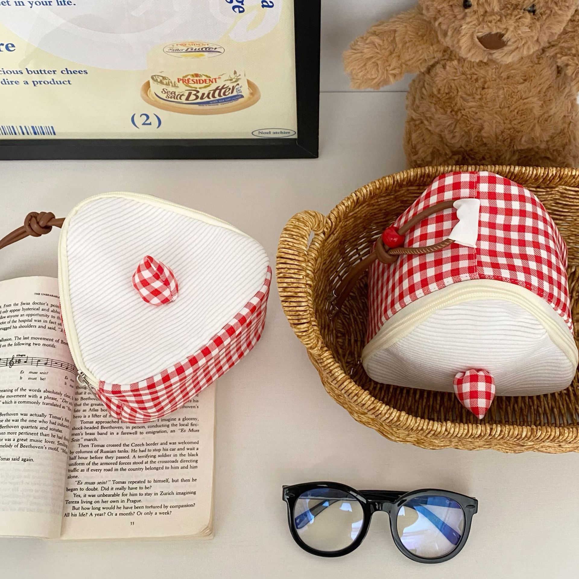 Cute cake makeup bag for women 2025 New ins versatile handbag, niche storage bag, triangular toiletry bag Specification drawing
