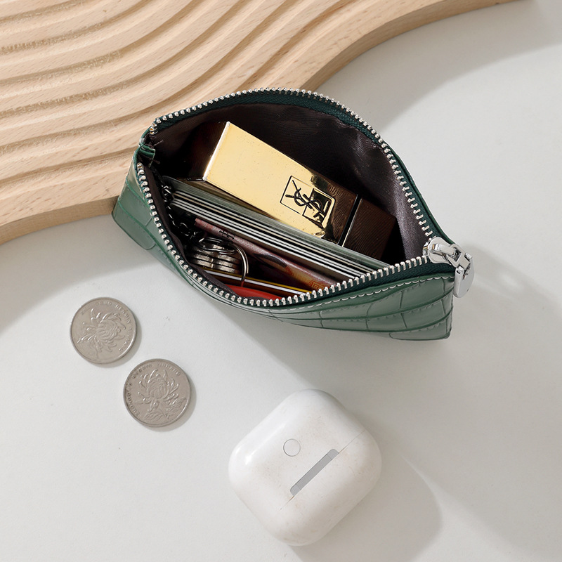 The new crocodile-patterned organ card case features a large capacity and multiple card slots for storing certificates, a card holder for driver's licenses, and a fashionable card holder Application Scenario