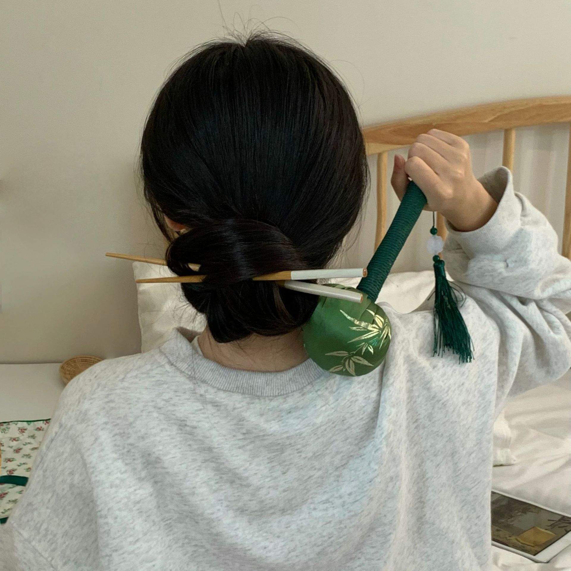The Chinese-style willow leaf and mugwort hammer is a hand-held moxibustion hammer that massages the shoulders and neck. The tapping stick patts the meridians of the eight deficiencies and taps the cervical vertebrae Specification drawing