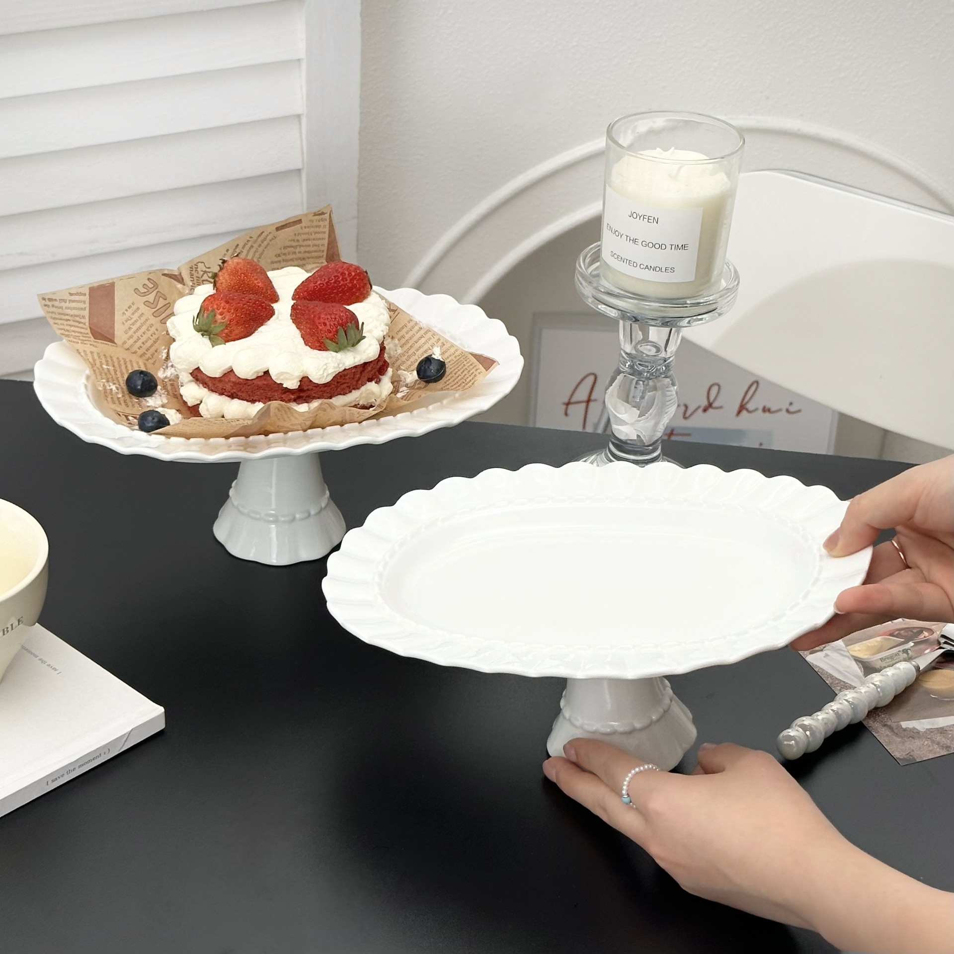 European-style lace oval high-footed plate, high appearance level, embossed cake and pastry ceramic plate, wedding decoration, dessert arrangement details Picture