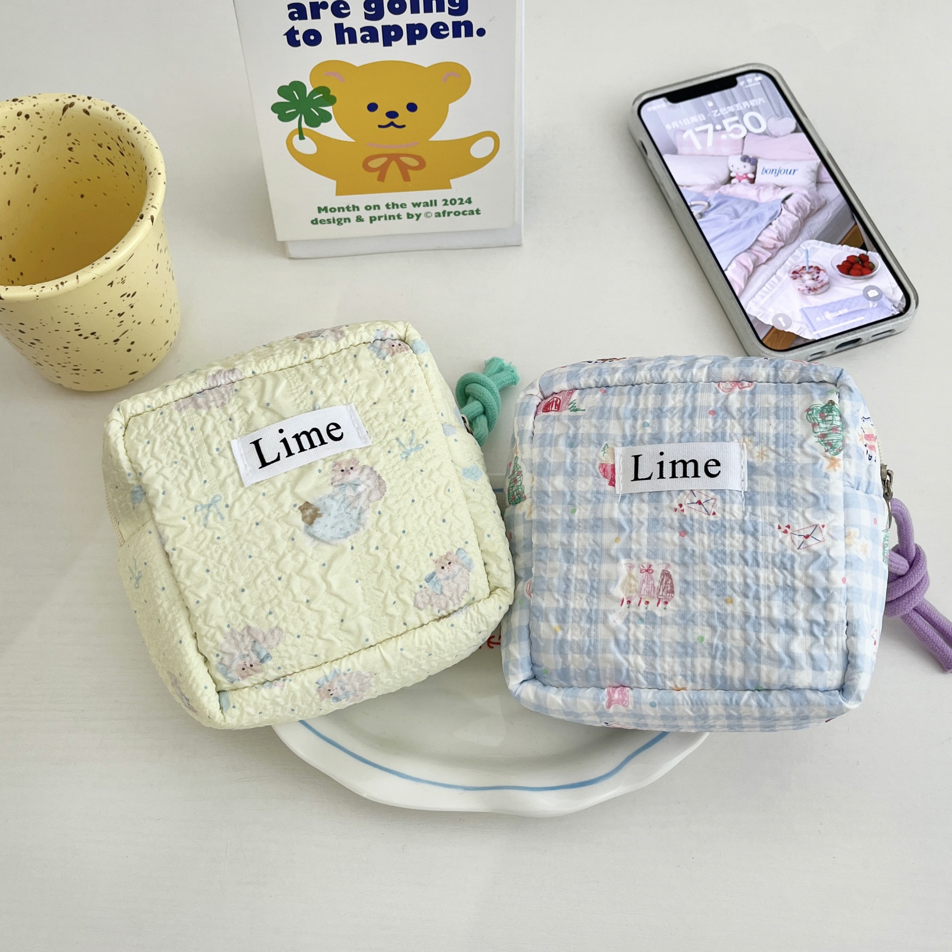 This cute and refreshing lime foam storage bag is portable and adorable for women. It has a large capacity and a high level of appearance. It is a lipstick storage bag for women details Picture