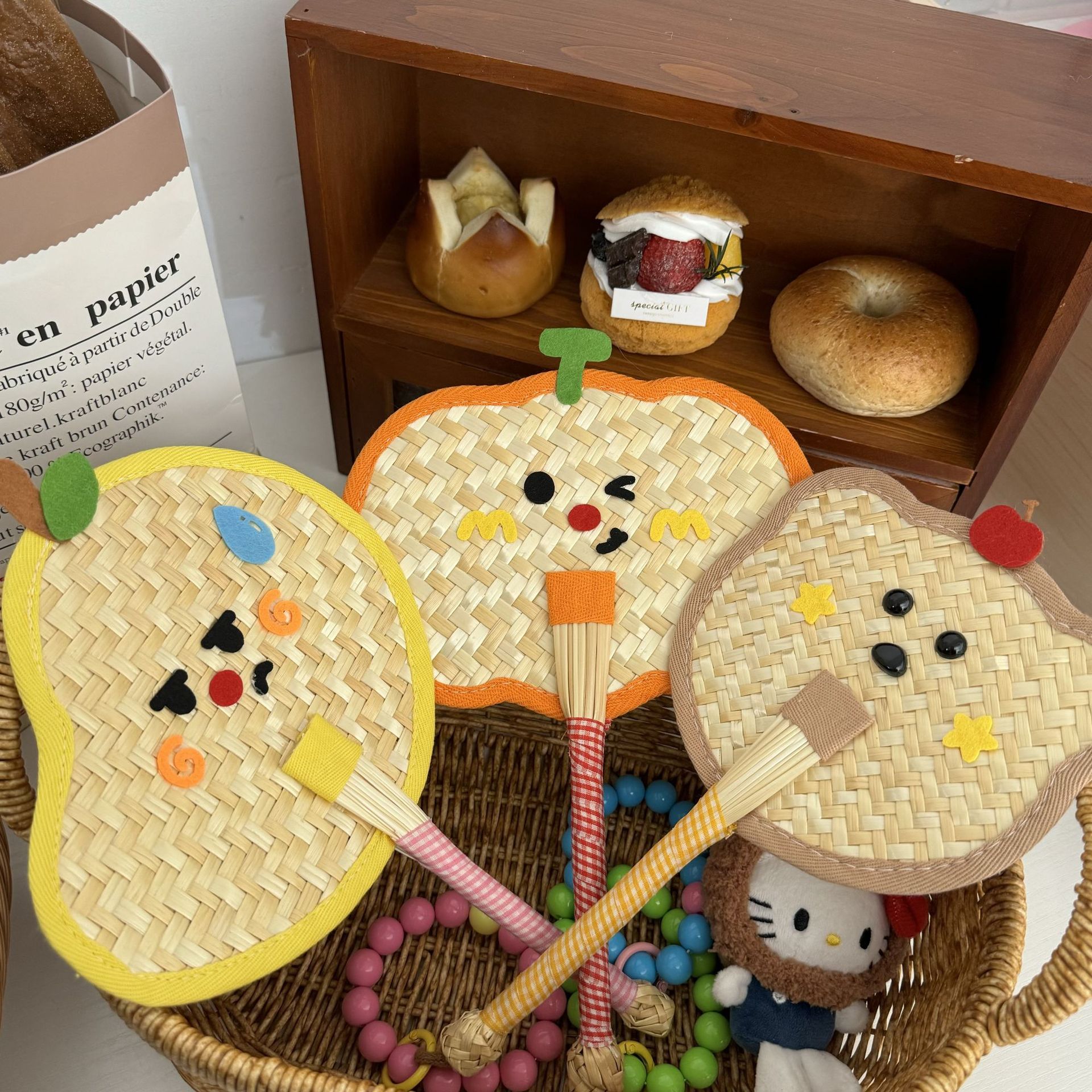 Cool and colorful palm-leaf fan, hand-woven from wheat straw in the shape of animal heads, mini and cute portable handheld fan Specification drawing