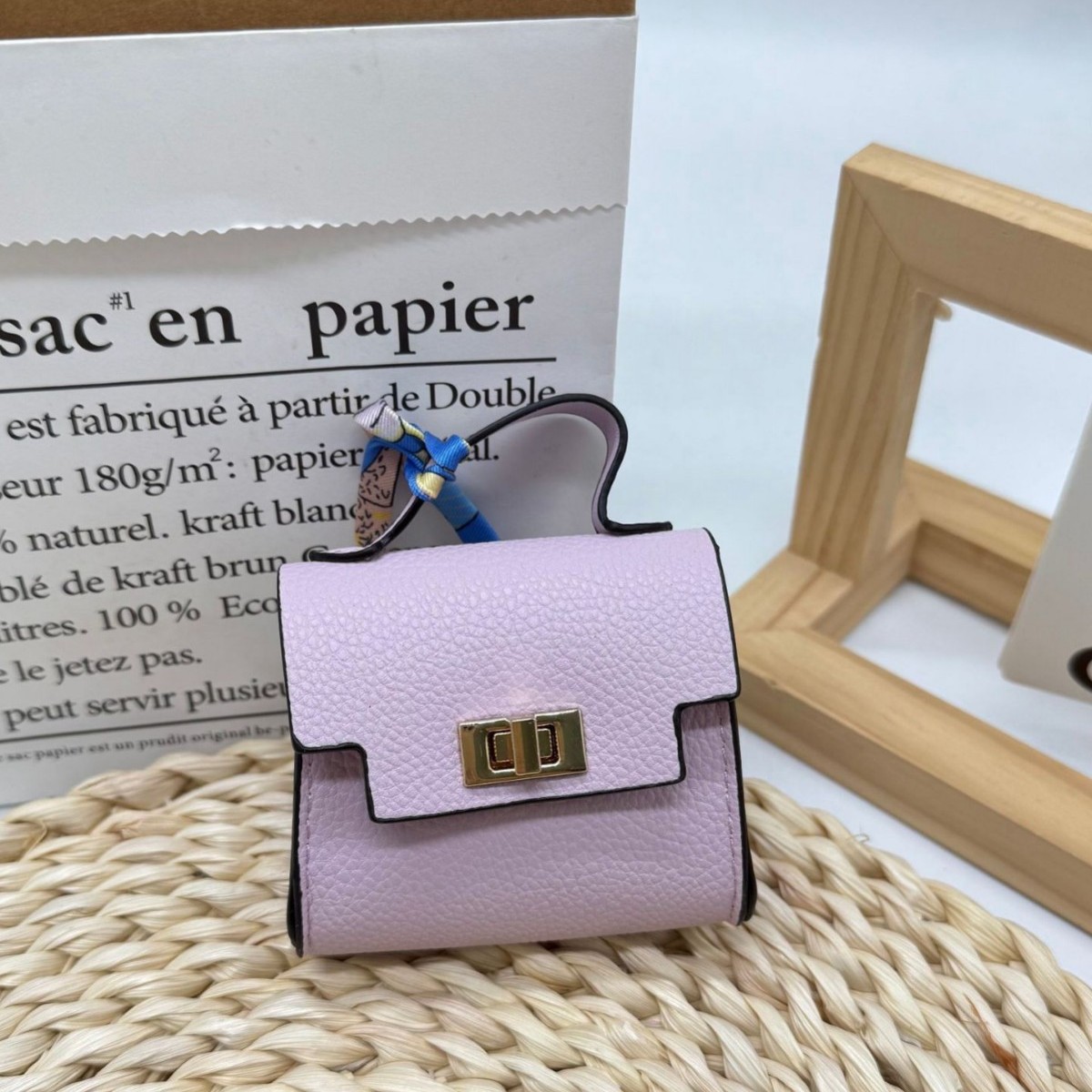 New niche design handbag with lychee pattern, high-end texture, small square bag, versatile hanging accessory Application Scenario