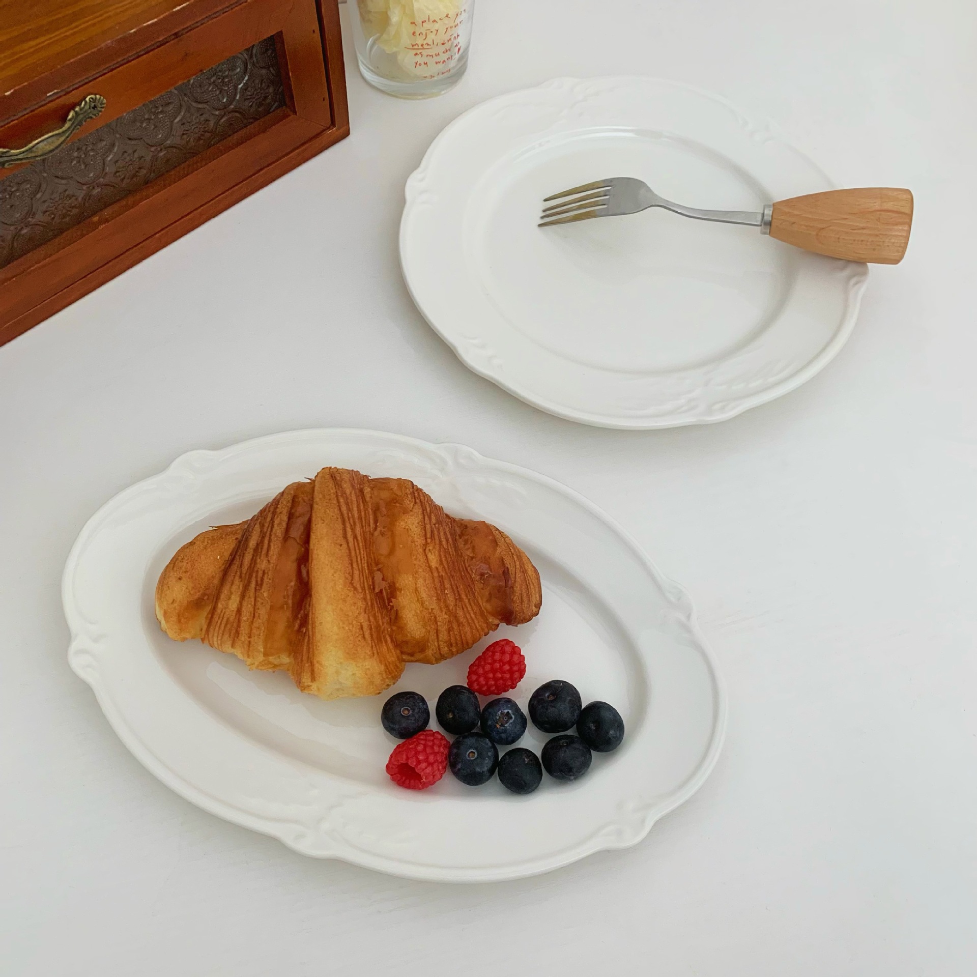 French Rococo white relief ceramic plate, Western dining plate, high-end dining table, pastry and fruit plate, breakfast picnic plate details Picture