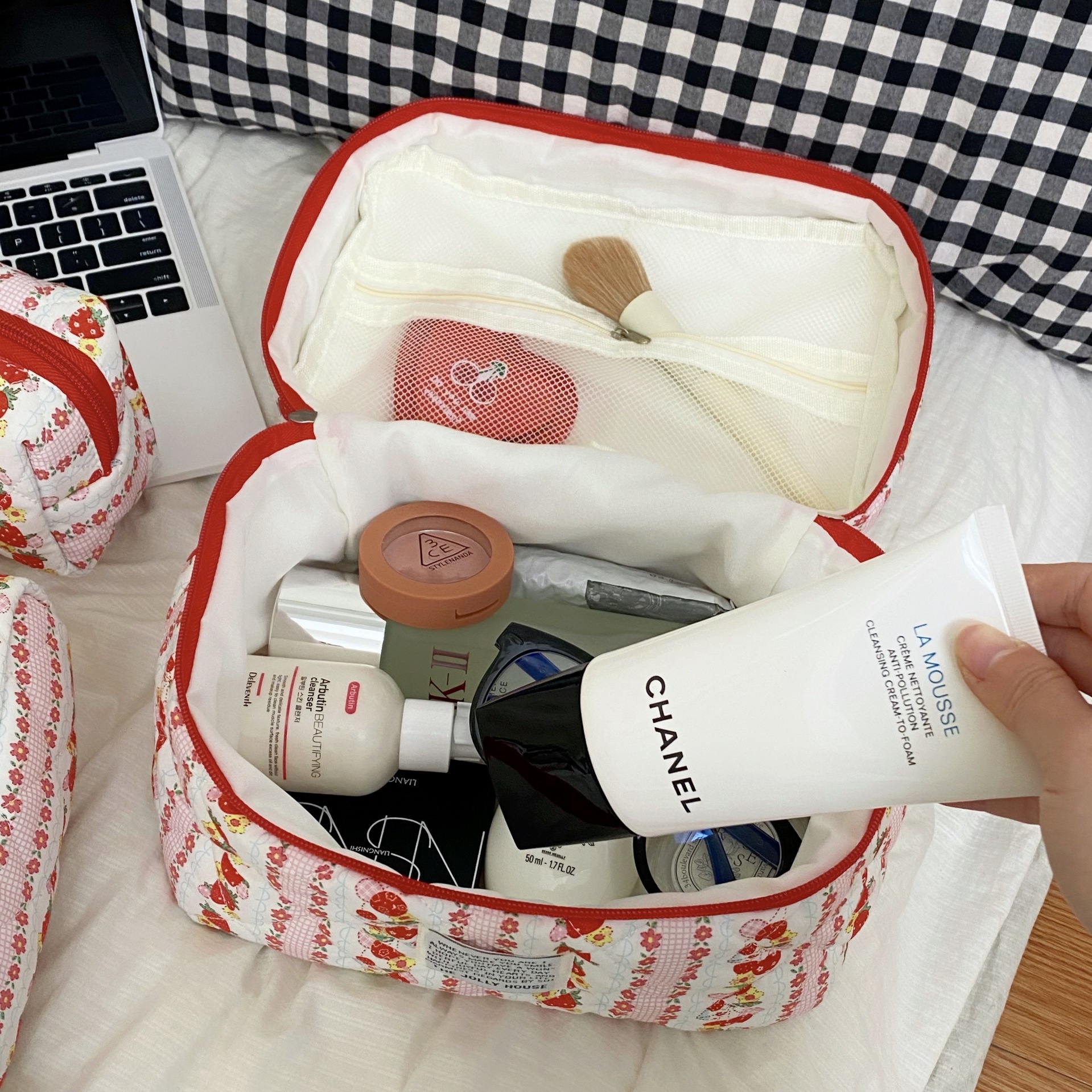 Sweet strawberry makeup bag for women, portable, high appearance level, large capacity, outdoor makeup storage bag, clutch bag, starting from one piece Application Scenario