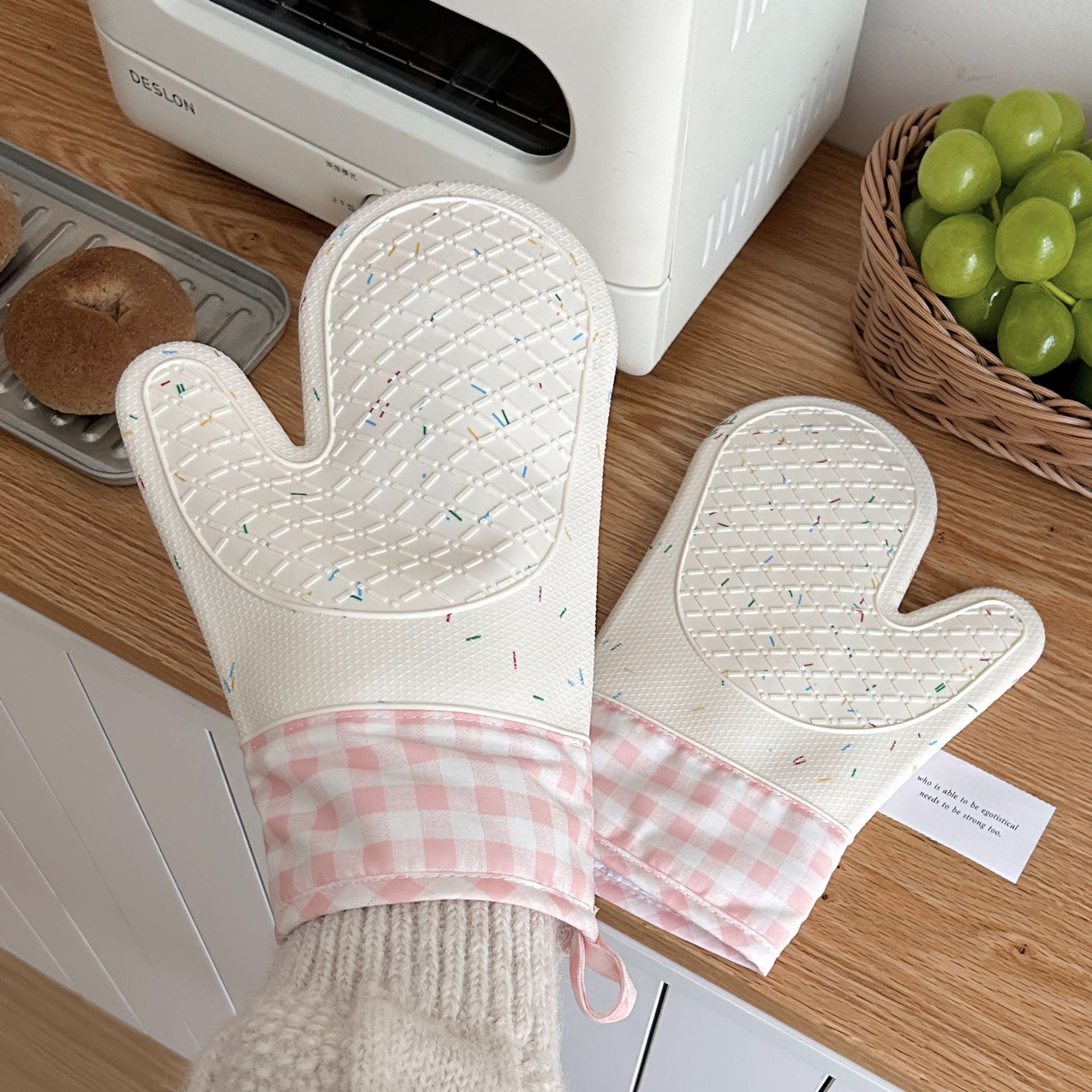 Heat-insulating and heat-resistant hand covers, oven gloves, kitchen thickened high-temperature resistant microwave baking tools, cute silicone gloves full figure