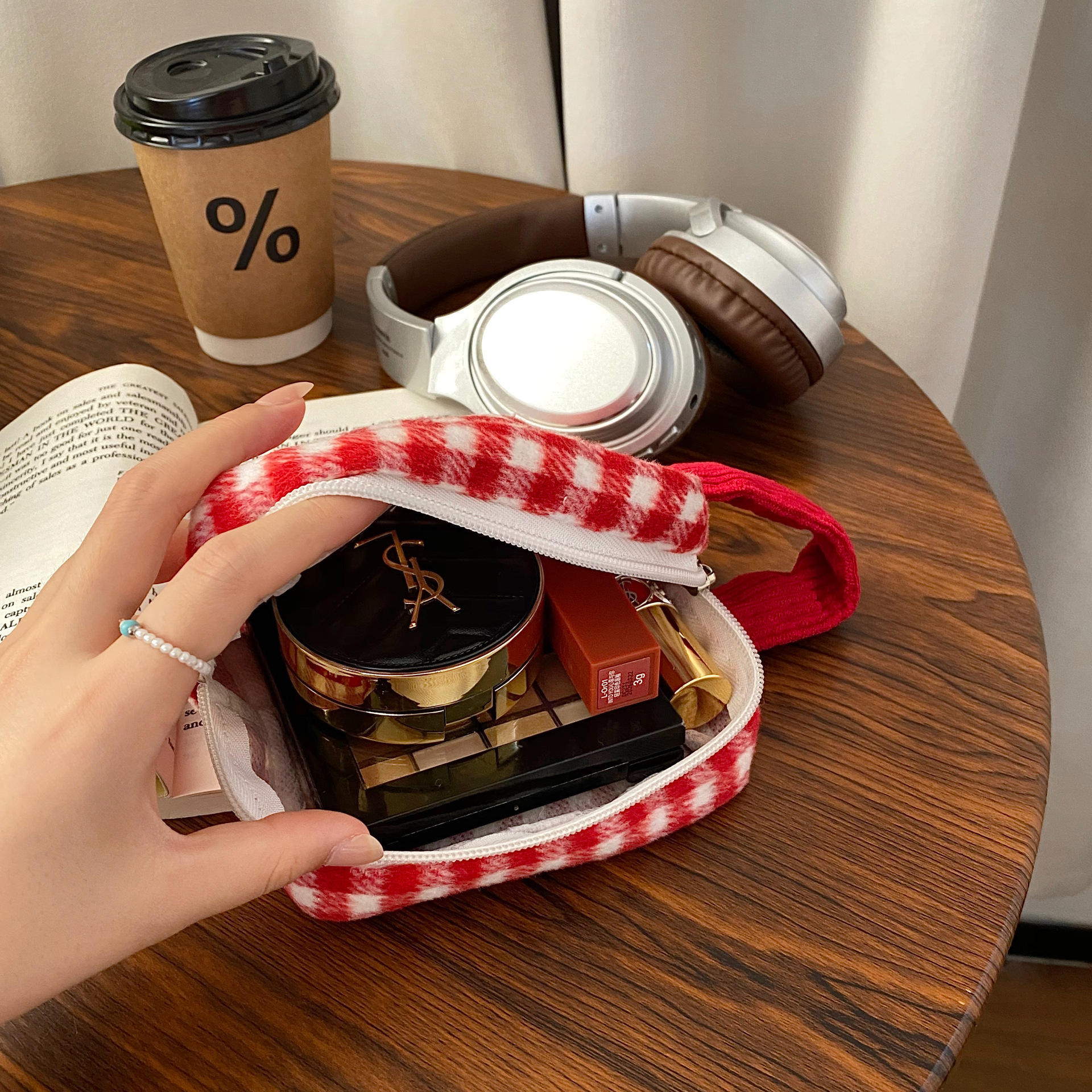 New red checkered storage bag, cute Ins-style square toiletry bag, portable travel essential makeup bag for women Specification drawing